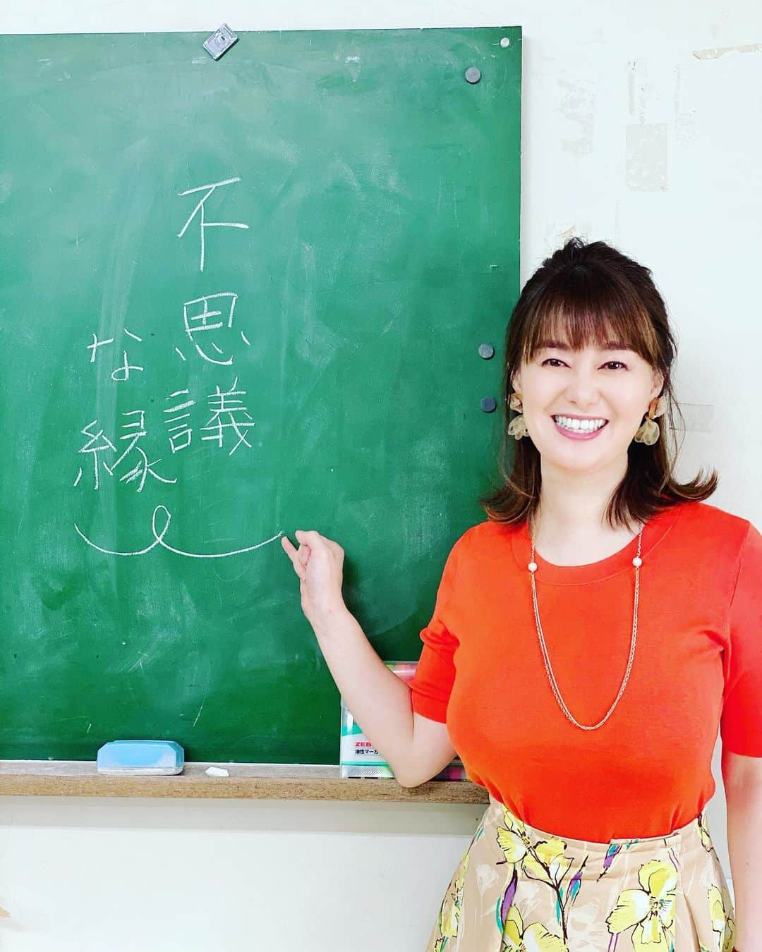 竹中知華さんのインスタグラム写真 - (竹中知華Instagram)「🌸華華天国🌸 今日のテーマは【不思議な縁】 もう会わないと思ってたのにばったり 腐れ縁　なんでかこの人何回も会う　縁があるなぁ　え？あなた。うちの息子の友達？などなど。沖縄には不思議な縁がいっぱいありそうだねー😊😊😊🌺🌺 学生相談室もあるよ🍓🍓🍓 hanaten@rokinawa.co.jp #華天864 #雑草」4月14日 10時48分 - tomoka119