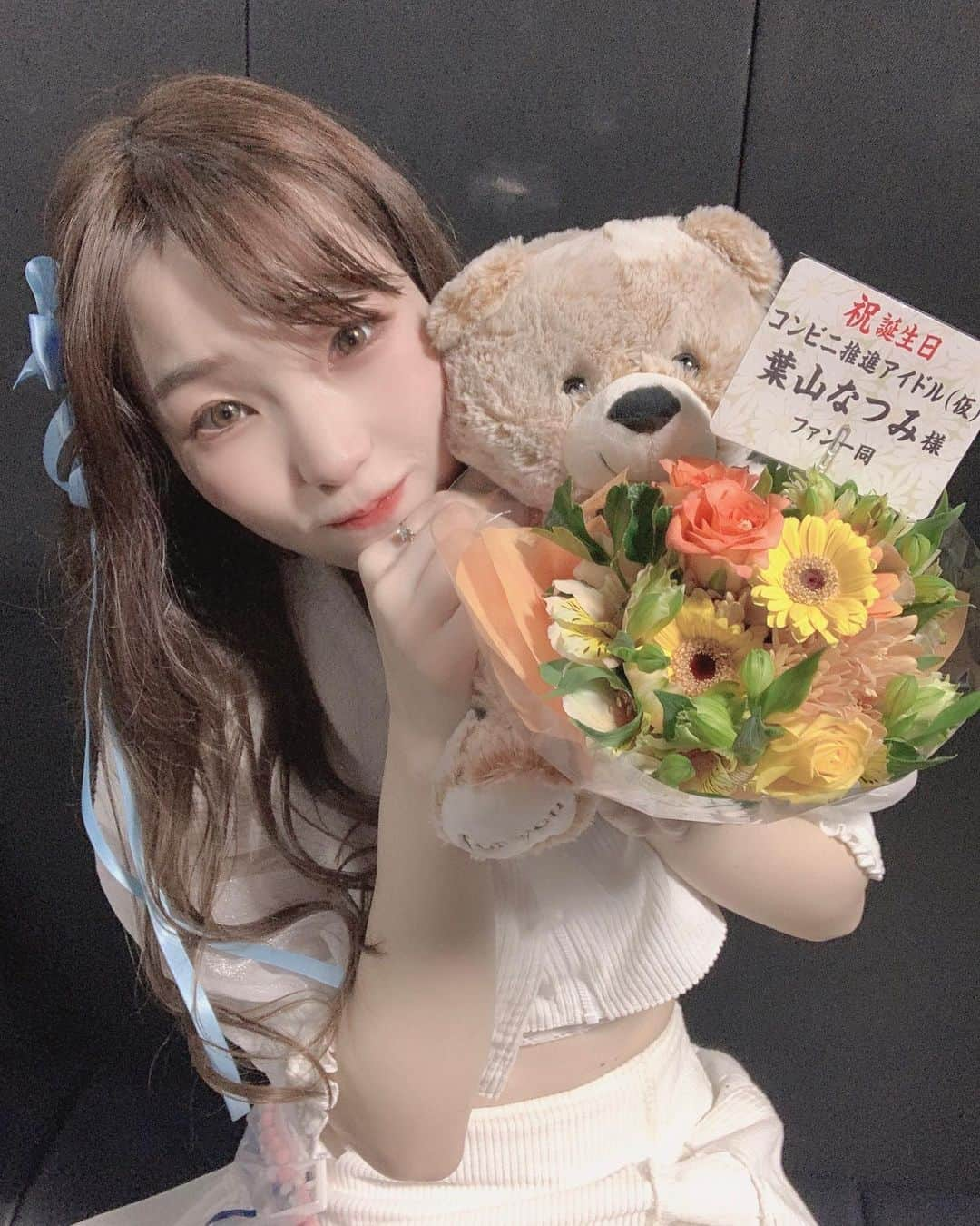 葉山なつみのインスタグラム：「4/13は誕生日当日 対バンLIVEでしたⰦ*᷂ 新宿ReNYの大トリ𓈒𓂂𓏸 大きなステージはやっぱり最高でしたっ！！！  平日にも関わらず直接お祝いしてくれてありがとう♡ 会場に着いたらお花が届いてること、ファン一同って言葉を見ることがこんなに幸せなんだね〜、夢がちょっと叶いました💌  このご時世が落ち着いたら、大きな会場満員にしてたーくさんのサイリウムとコールの中でライブがしてみたいです！！！  #新曲　#アイドル #タレント #モデル #夢中にさせちゃうぞ #lawson #ローソン #ローソン担当 #パティシエ #葉山なつみ  #좋아요그램 #좋아요환영 #좋아요테러 #좋아요폭탄 #소통 #소통환영 #소통그램 #生誕祭 #新宿reny #だいすき   #笑顔は愛の処方箋 #年中無休であなたを癒します」