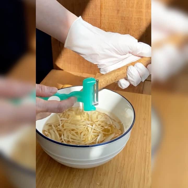 ののじ公式アカウントのインスタグラム：「. . 昨夜 #家事ヤロウ さんで #浜名ランチ さんが使用してくださり取り上げていただきましたネギピィを動画でご紹介☺️✨  ネギピィという名前ですが実は‥！ ネギはもちろんのこと、 ごぼうの削りもサクサク！✨ 包丁だとちょっと面倒なごぼうのカット、 ピーラーで削れば簡単な上に 火の通りも早いんです👏 ぜひ、ごぼうもお試しください😆  #ののじ #ネギピィ #ねぎ #ごぼう #きんぴらごぼう #ピーラー #peeler #cooking #cook #便利グッズ #調理器具 #kitchentools #料理好きな人と繋がりたい」
