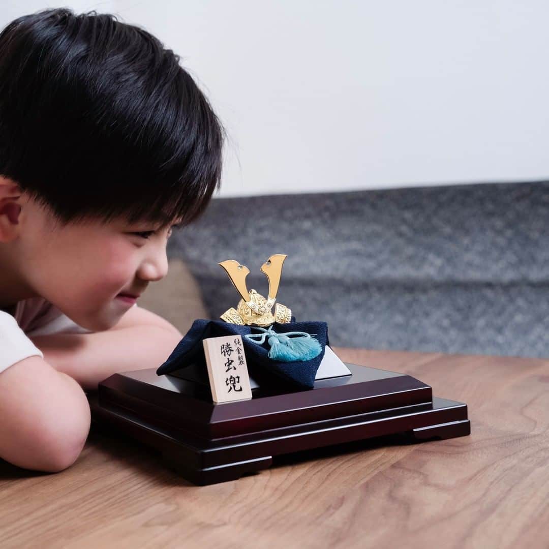 GINZA TANAKA 公式さんのインスタグラム写真 - (GINZA TANAKA 公式Instagram)「・ 【端午の節句　純金兜　勝虫】  純金兜 勝虫には前にしか進まないことで「勝虫」と呼ばれるとんぼがあしらわれています。 男の子の健やかな成長を祝って。  ギンザタナカの純金兜は家族で末永く飾ることができる、高品質な素材と職人の匠の技の逸品です。  #GINZATANAKA #ginzatanaka #ギンザタナカ  #田中貴金属 #田中貴金属ジュエリー #純金兜 #兜  #端午の節句 #kabuto」4月14日 11時00分 - ginzatanaka_jp