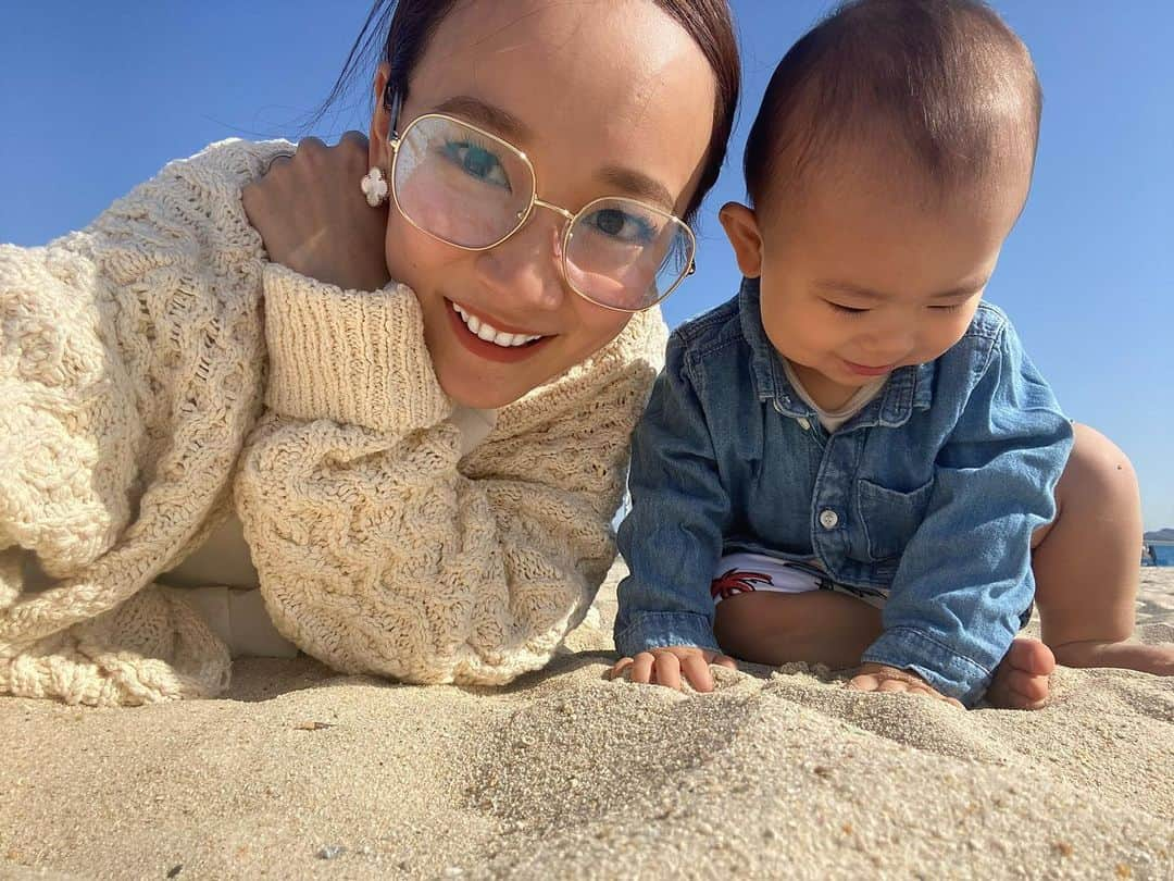 村上沙織さんのインスタグラム写真 - (村上沙織Instagram)「晴れた週末。せっかくだからと海岸へ！　 砂の上でハイハイさせたくて♡ハイハイでこっちに向かって来ていたら急にそのまま立った！！何にも掴まずハイハイの姿勢からのタッチははじめてでびっくりでした。一歩踏み出しそうな所で失敗してまたハイハイ。  来月には歩けそうだね♡楽しみ！！  #9ヶ月ベビー #ママライフ#mamalife」4月14日 11時03分 - rosysaorimonster