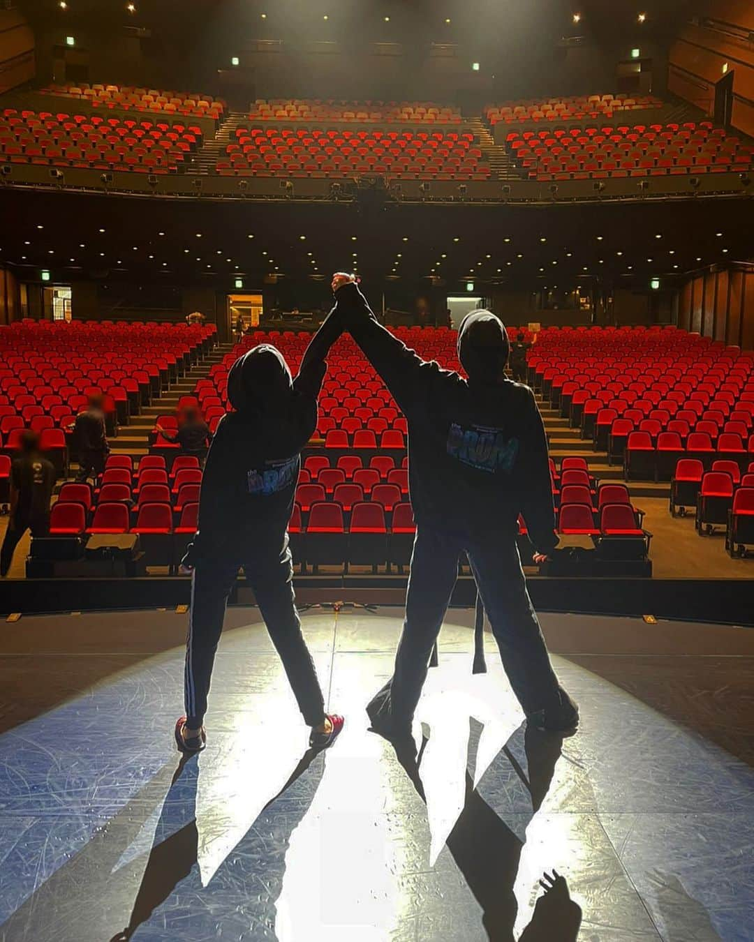 三吉彩花さんのインスタグラム写真 - (三吉彩花Instagram)「昨日無事に東京千穐楽を迎えました。  いつか舞台の上に立って 生のエンターテインメントを お届けする景色を見てみたい。 ふんわりとそのようなことを ここ数年思っていました。  実際にその景色を36回も見るなんて 私には想像できなかった。  でも毎日一つでも多くのことを吸収し 沢山食べて沢山ストレッチして 先輩方に必死に付いていったら 気づいたら毎日楽しすぎて怖かった。  もっと色々な景色を見てみたいと思いました。  一から教えてくださったカンパニーの皆様 スタッフの皆様 みんなでこの作品を千穐楽まで支えてきました。  次は大阪へ。 まずは大阪へしっかり繋げられるように。 この気持ちを大切に持ち続けたいと思います。  会場に足を運んでくださった皆様 この作品を愛してくださった皆様 本当に有難うございました。  また大阪でお会いしましょうね☺️  @thepromjp」4月14日 11時22分 - miyoshi.aa