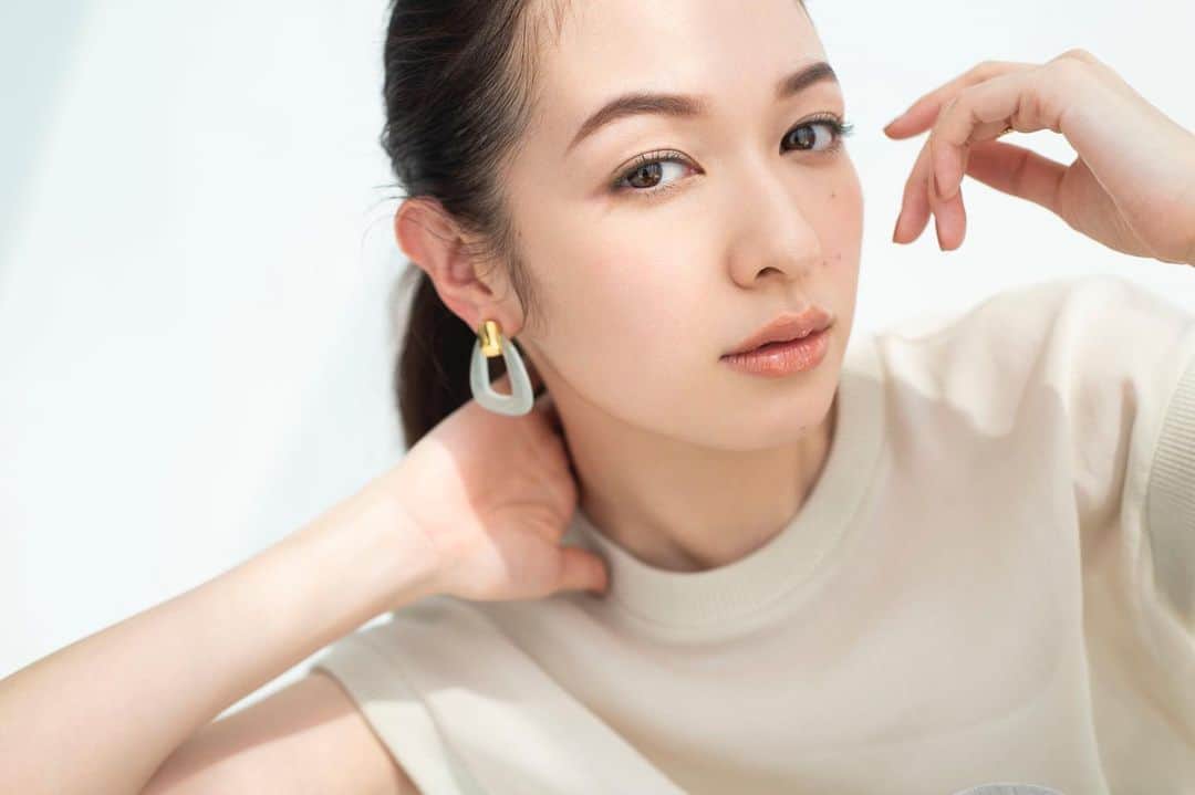 花盛友里のインスタグラム：「Shooting for @baila_magazine 私の中でなりたい顔ナンバーワンえりかちゃん。ほんと可愛い。。 💕」