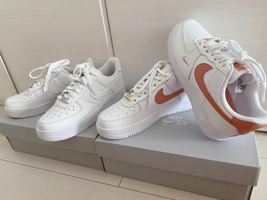 のインスタグラム：「. 今年からスニーカーマニアになろうかと、その第1歩👟 真っ白と、ピンクとゴールドの2種類( '꒳' ) . #NIKE #nike #nikeshoes #shoes #nikeairforce1 #fashion #code #model #ナイキ #エアフォース1 #エアフォースワン #靴 #シューズ #ファッション #モデル #ラフコーデ」