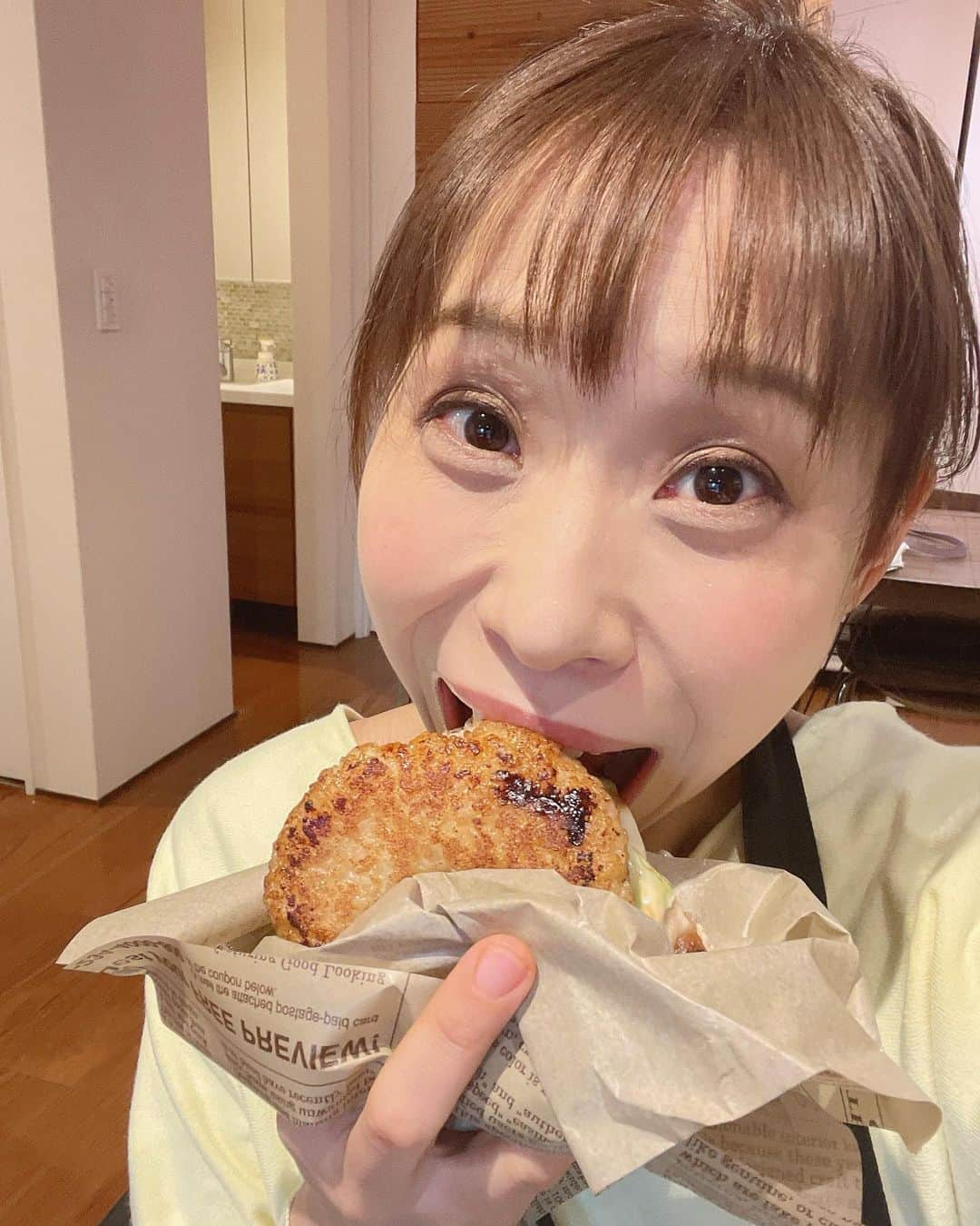 みきママさんのインスタグラム写真 - (みきママInstagram)「【ランチはつくねライスバーガーです！！】  私のつくねライスバーガーは、片栗粉を少し入れることでポロポロせずに形のいいつくねライスバーガーになります✨  詳しい作り方はプロフィールにあるURLをクリックするとみきママのYouTubeに飛ぶので、ライスバーガーで探して下さい💁‍♀️💁‍♀️💁‍♀️  昨日、つくねをはる兄の弁当で取っておいたんですが、訳あって罰としてはる兄のお弁当を作るのをやめたので、私がいただきます❗️  めちゃめちゃ元気出る〜✊✊✊  はる兄、今日こそお弁当2つ持って帰ってこいよ。1個目、怖っ。  #みきママ　#つくねライスバーガー  #ライスバーガー　#ランチ」4月14日 12時18分 - mikimama_official