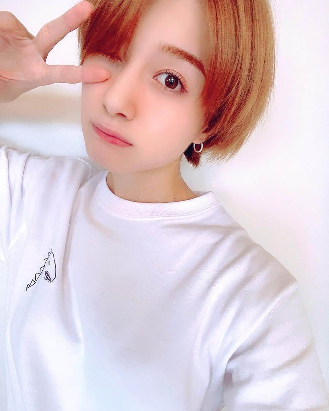 岡田ロビン翔子のインスタグラム：「どっちがすき？  #前髪ありとなし #コメントで教えてねん #帽子に続きこのかわいいTシャツも高橋愛さんとニューエラのコラボでお気に入りです」