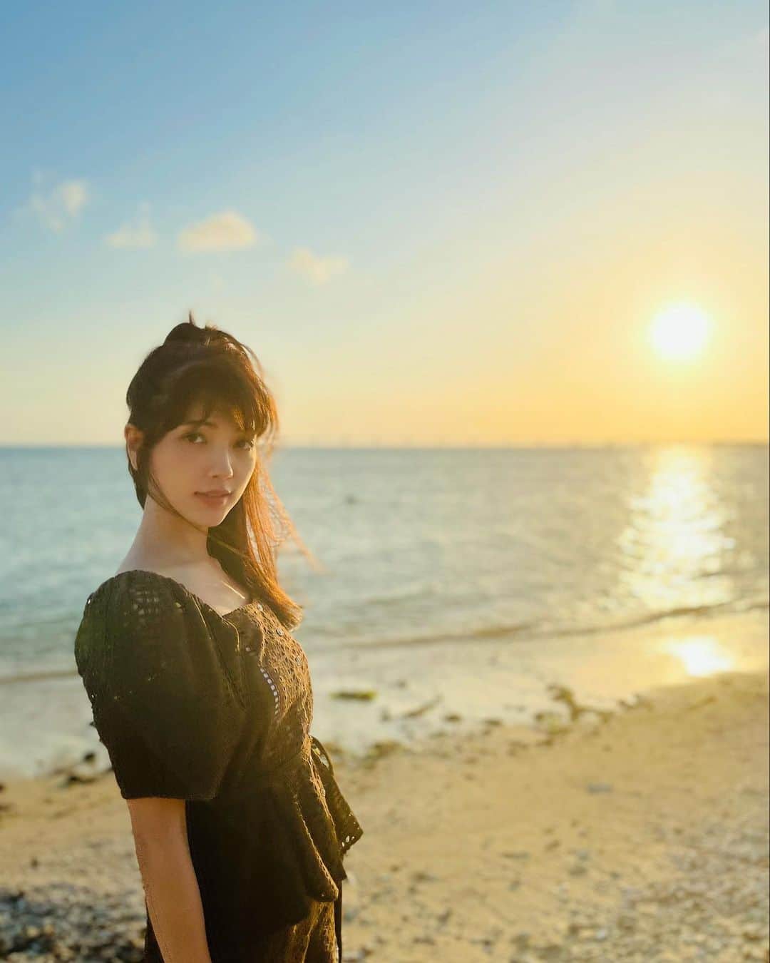 のインスタグラム：「沖縄にて学びの日々です🌺 最近よく眺めているサンセット☀️美しいね〜  大人になっても、一歩踏み出せば沢山の初めてが溢れてる。 見慣れた景色のはずが、初めて見たような新鮮さがいっぱい。 ドキドキわくわくハラハラ、楽しんでいこうと思います🌺  そして！ 今回も新たなプロジェクトの写真をたくさん撮っていただきました🧚‍♀️ もう！すぐ！お届けできる！  楽しみにしててネ〜🥰」