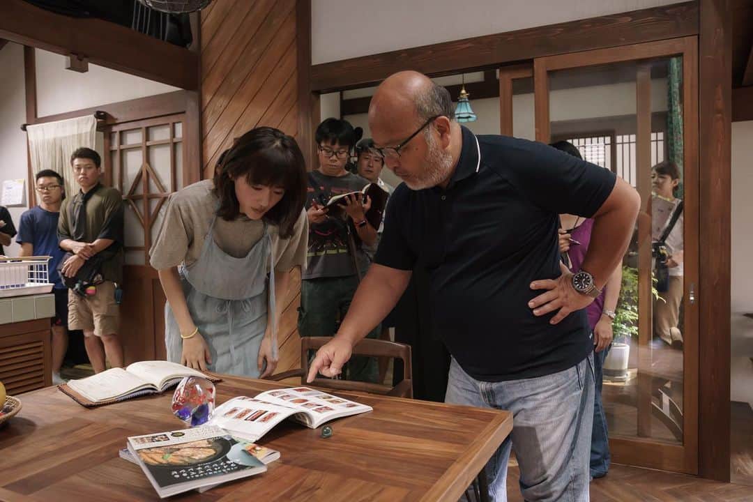 日本テレビ「奥様は、取り扱い注意」のインスタグラム：「ㅤㅤㅤㅤㅤ ˖° 📚トリチュー日誌🍳₊✧  「嘘の中で成り立っている夫婦なので、演じていて難しさはありました」と語る綾瀬さんでしたが、  #佐藤東弥 監督は 「アクションが素晴らしいことはもちろんですが、 心情を表現するお芝居にもこだわってやっていらして、 そこもまた素晴らしかったです」と話されていました✨  #トリチュー日誌 #奥様は取り扱い注意 #トリチュー #大ヒット上映中 #綾瀬はるか」