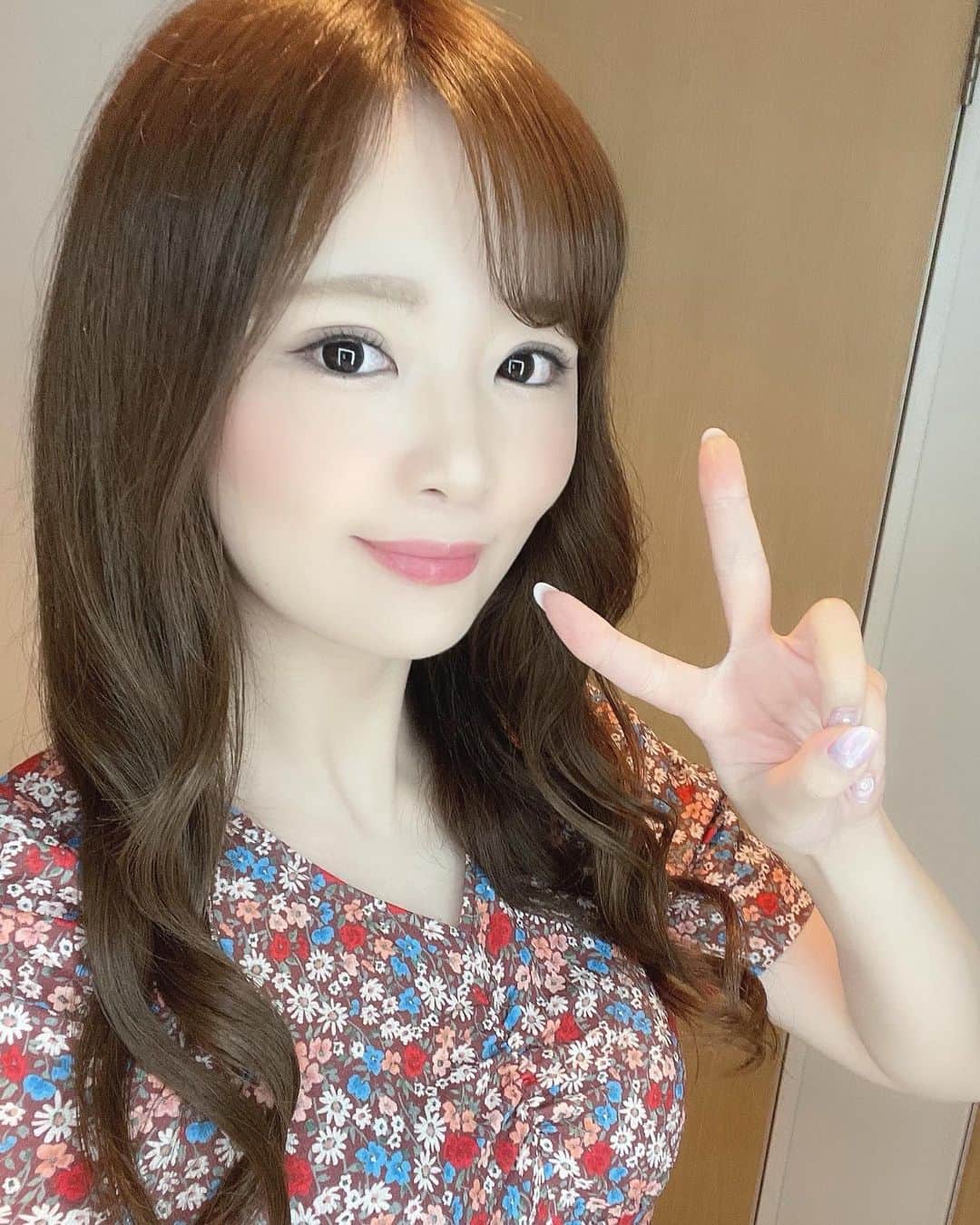 のインスタグラム：「真っ白なライトの下で撮ったら肌が白すぎる〜‎¯ࡇ¯ 今日も一日お疲れ様💞💞」
