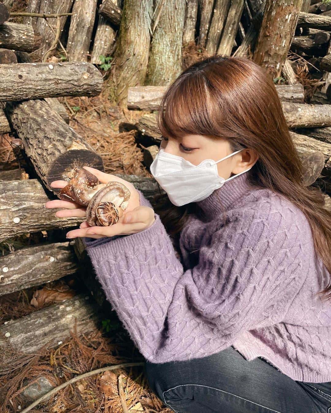 麻亜里さんのインスタグラム写真 - (麻亜里Instagram)「お仕事で山梨県の【丹波山村】に行ってきました✨⛰  川のせせらぎが響き渡る場所で太陽を浴びながらお散歩する時間に満たされた☺️  大自然って気持ちいい🌿  丹波山村名産の舞茸や鹿肉を使ったお料理をいただいたり 初めての椎茸収穫🍄をしたり  日本一長かった ローラー滑り台で遊んだり♡ (3日で記録更新されたみたい😂)  次はキャンプとか川で釣りなどのアクティビティも良いなぁ🎣 YouTubeにも動画アップします☺︎ . #山梨県#丹波山村#ローラー滑り台#椎茸#椎茸栽培#椎茸収穫#旅行#日帰り旅行#温泉 #tabayamamura  #tabayamamura_abcstyle #pr」4月14日 12時58分 - maari.0108