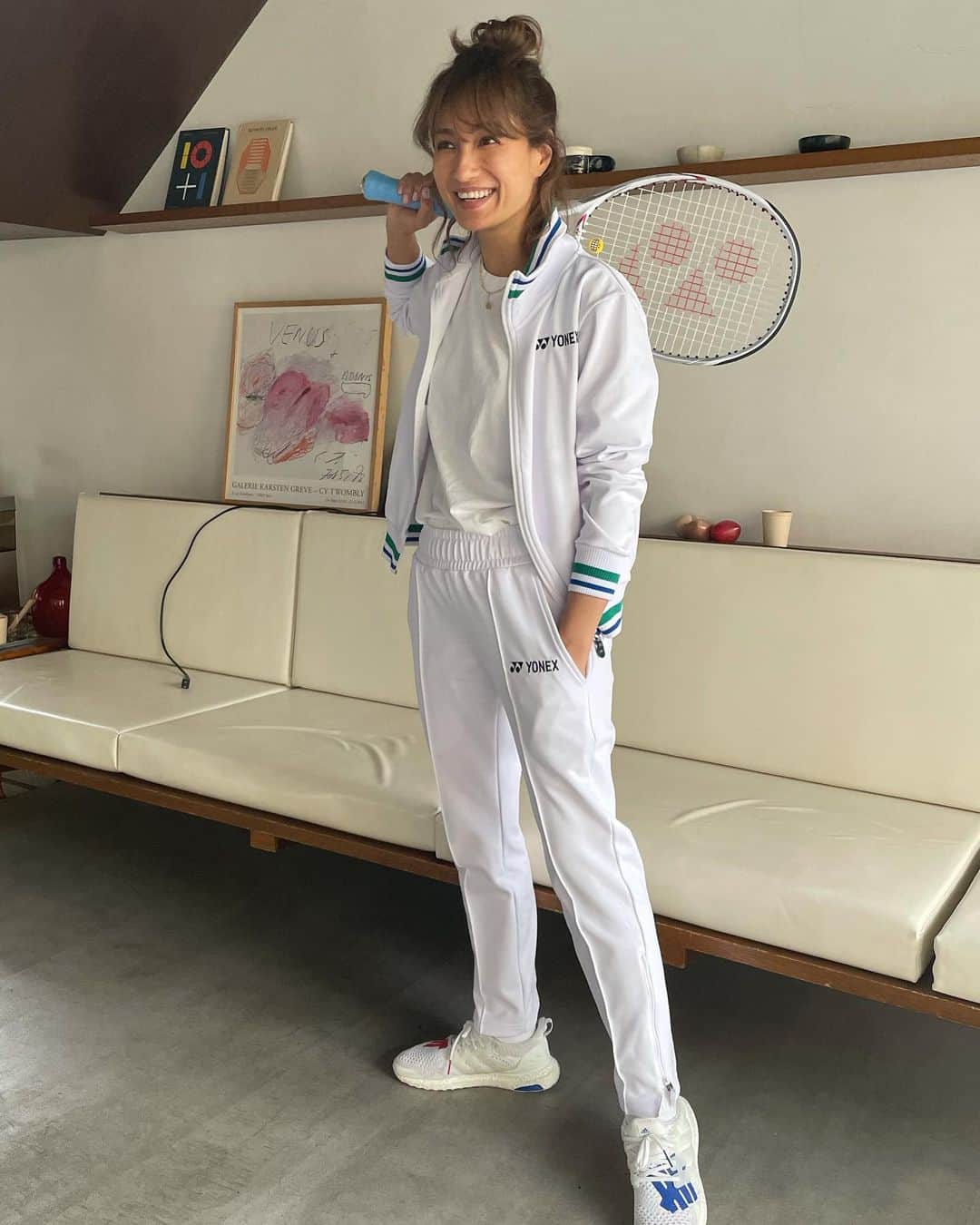 佐田真由美さんのインスタグラム写真 - (佐田真由美Instagram)「今日は、リアルにテニスレッスンがあるので、テニスバージョンのビーズネックレスつけとります。  大好きな人たちと組んだ、 夏を楽しむポップアップイベントを紹介させて下さい 🌈🌺🌞🐬🌼  THE NEWHOUSEの洋服に  ENASOLUNAのジュエリーを添えて、 夏の着こなしに彩りを✨  JOURNAL STANDARD L’ESSAGE 銀座店  4/14(水)~４/25(日) 東京都中央区銀座2-2-14マロニエゲート1F 03-5524-2200  JOURNAL STANDARD 表参道レディース店  5/8(土)~5/14(金)予定 東京都渋谷区神宮前4-26-18 03-6438-0401  Enasolunaに先駆けて、 お好きな数字を選んでネックレスにできる カスタムオーダーを先行開催。  詳細については開催店舗に直接 お問い合わせをお願い致します。  私は  1001 想い入れのある番号オーダーしました。 数字がちびっこで可愛いの！ 誕生日や 大好きなラッキーナンバー 記念日 好きな数字をカスタムできるよ💘  @enasoluna_official  @jslessage  @the_newhouse 夢の共演❤️感謝❤️ #さだまゆコーデ」4月14日 12時59分 - sadamayumi