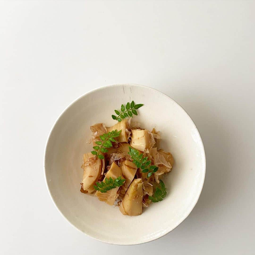 伊藤まさこのインスタグラム：「筍の土佐煮、ジャージャー麺、タイカレー、筍ごはん・・・たくさんあった筍はすべて食べ切りました。ジャージャー麺の肉味噌とタイカレーの味つけに筍が負けてしまうかなぁと思ったけど、それはまったくの杞憂。鮮度の高い筍は奥ゆかしく風味を放ち、さらに歯応えもばっちり👌🏻ごちそう様でした。」