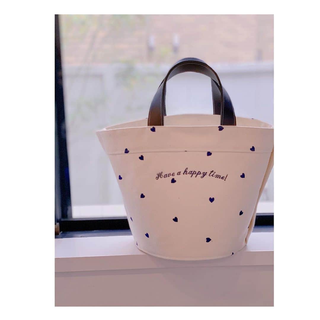 のインスタグラム：「東京は朝から雨ですね！  ユナイテッドアローズでは、LUDLOW 💙ハートバックにメッセージ入りのスペシャルバージョンが販売されています！ ユナイテッドアローズだけでしか買えないHave a happy time！バック。  ユナイテッドアローズさんのテーマで 今の時期をハッピーに過ごして欲しいという気持ちが入っているそうです！ 店頭スタッフの笑顔と共に 是非バックを見に行ってくださいね。　💙💙💙#unitedarrows」