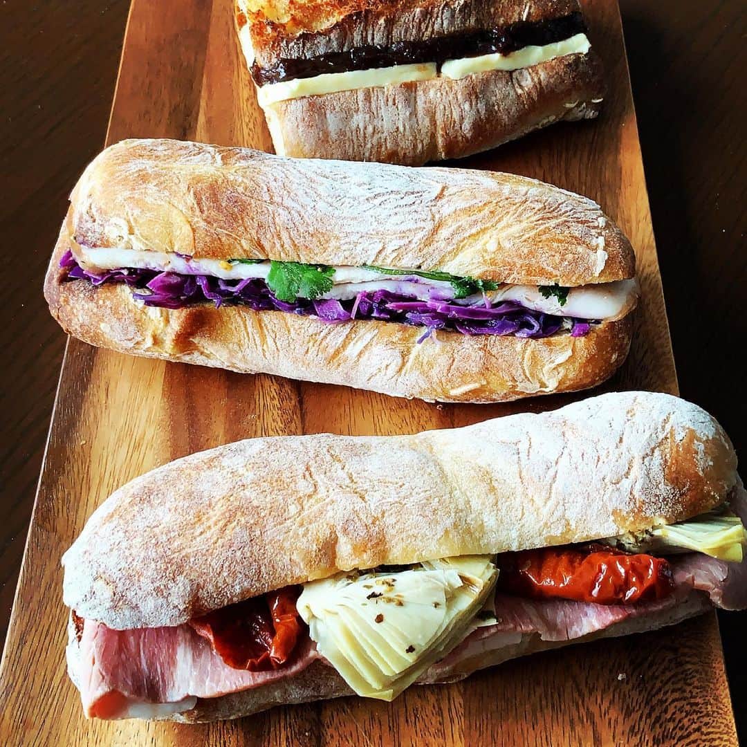 志摩有子さんのインスタグラム写真 - (志摩有子Instagram)「なかなか気軽に旅行ができないなか、金沢に住む食いしん坊仲間が二オール　@nior__ の美味しいパンを送ってくれた！しかも冷凍便を使ってサンドイッチも。いつもインスタのポストを見て指を加えていたので嬉しすぎる。持つべきものは食いしん坊仲間なり。いつも美味しいをありがとうございます。  #ニオール  #金沢 #美味しいパン #サンドイッチ #食事パン」4月14日 13時22分 - ariko418