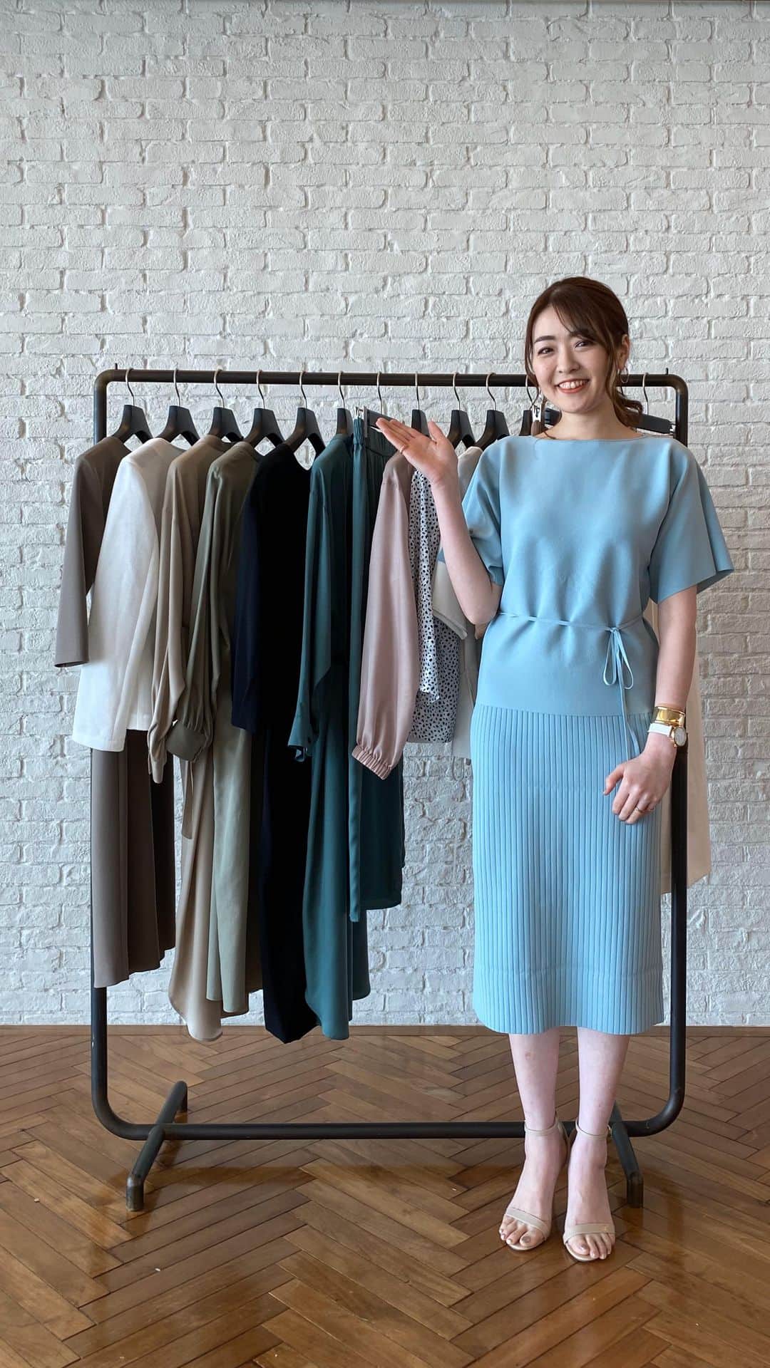cdec_official Aesthetic Senseのインスタグラム：「『hayase`s  closet』  ◆hayaseさん　165cm 　着用アイテム  【ニットトップス】‪‪187-12401‬ ‪¥15,400（税込）‬ size :38号 color:　ホワイト、ブラック、グリーン、ブラウン  【ニットスカート】‪‪187-72449‬ ‪¥ 15,400（税込）‬  size : 36. 38号  color: ブラック、グリーン、ブラウン  【 シアーブルゾン】‪‪187-42401‬ ‪¥16,500（税込）‬ size : 34.36.38.40号 color:ブラック、ベージュ  【コンシャスワンピース】‪‪187-52453‬ ‪¥28,600（税込）‬ size : 36.38.40号 color:ブラウン 、ブルー、ネイビー  【ノーカラージャケット】‪‪187-42450‬ ‪¥24,200（税込）‬ size : 36.38.40号 color:ホワイト 、ベージュ、ネイビー     【ウエストタック　ワンピース】‪‪187-52403‬ ‪¥27,500（税込）‬ size : 34.36.38.40号 color:ブラック 、ベージュ . ◆オンラインストアはこちら  https://store.world.co.jp/s/brand/coup-de-chance/  ◆問い合わせ店舗  新宿小田急　クードシャンス　 TEⅬ　‪03-5323-5886‬ . . .  #COUP DE CHANCE #クードシャンス #ショップスタッフ #ドレッサー #ファッション #おしゃれ #コーデ #スタイリング #コーディネート #接客 #バーチャル #おしゃれコーデ  #春コーデ #ジャケット #ワンピース#お出かけ#お仕事 #おそろコーデ #着まわし #着まわしコーデ」