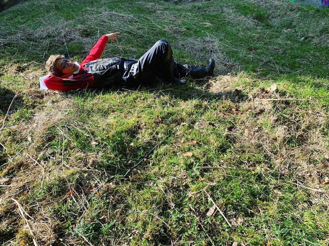 田村淳のインスタグラム：「池の水抜けるまで、ひなたぼっこ  最近ひなたぼっこしましたか？  #ひなたぼっこ」