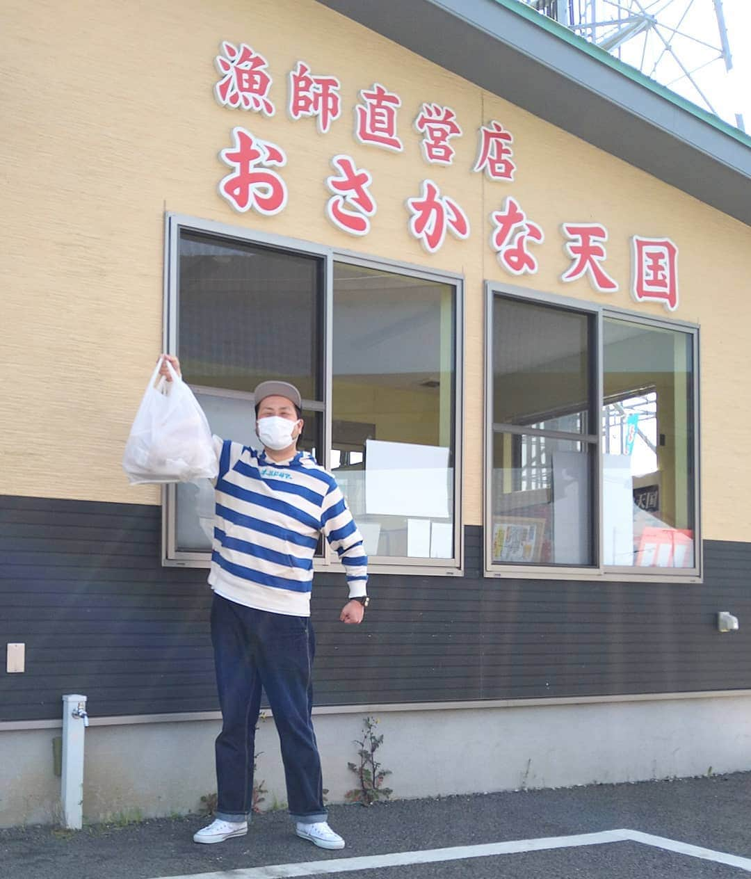 青木淳也のインスタグラム：「* * * 先日ロケでお世話になった 【おさかな天国】に家族で買い物へ！ 朝ジメの立派な真鯛を捌いてもらい 刺身と煮付けにして食べました！ バリうま！最高！ありがた〜い♪ * のどくろの握りと中とろの握り！ 身の締まり方抜群！脂がのって最高！ 臭みが無くめちゃくちゃうまかった！ * 魚だけではなくお肉も売っているので 糸島牛の切り落としを買って 翌日のお昼にモリモリいただきました！ * 仲西社長にもご挨拶させていただき めちゃくちゃ良くしてくれて 本当にバリバリ感謝です！ ありがた〜い♪ みなさんも是非行ってみてください！ * * #ブルーリバー #家族 #family #おさかな天国 #寿司 #福岡 #fukuoka #魚 #魚料理 #fish #記念撮影 #写真 #picture #photo #お笑い #お笑い芸人 #真鯛 #糸島牛 #のどぐろ #のどくろ #肉 #meat #刺身 #煮付け #shopping #感謝」