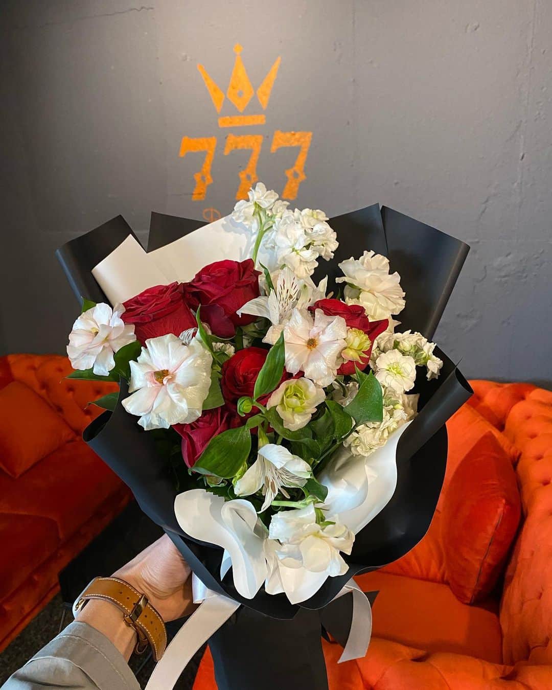 チャン・ジニョクさんのインスタグラム写真 - (チャン・ジニョクInstagram)「우리가게 꽃 선물 받았다 😊 . #777카페 #디저트카페 #샤로수길카페」4月14日 15時50分 - jjangga777