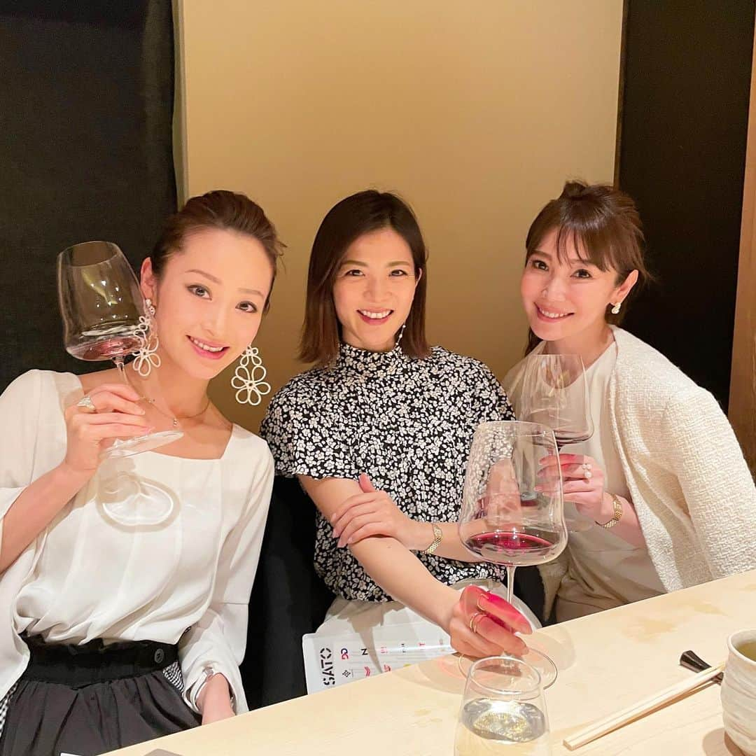 吉田美紀さんのインスタグラム写真 - (吉田美紀Instagram)「・ ・ お寿司と赤ワインのマリアージュ🍣🍷 ・ お寿司には白ワインや日本酒を合わせて いただくことが多かったけれど こんな楽しみ方もあるなんて･:*+. ・ 素敵なことを教えて頂きました♡ ・ シャトーワイマラマminagiwa期間限定ボトルに 鮨屋小野さんの江戸前寿司。 ・ 今回は5貫でしたがもっといただいてみたい♡ 再訪させていただきます！！ ・ あずちゃんとりさこちゃんと💓 今度ののんべえ会も楽しみだね❤️ ・ @kashiwasato2020 #redwine #waimarama #minagiwa #sushi #佐藤可士和展 #国立新美術館 #限定ラベル #ワイマラマ #ミナギワ #鮨屋小野 #寿司」4月14日 15時53分 - miki__yoshida