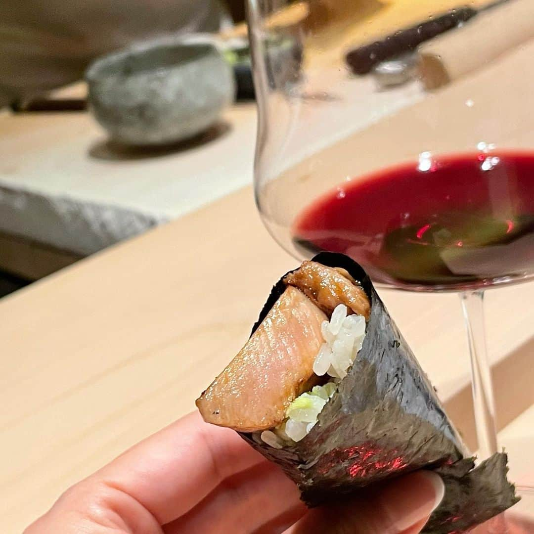 吉田美紀さんのインスタグラム写真 - (吉田美紀Instagram)「・ ・ お寿司と赤ワインのマリアージュ🍣🍷 ・ お寿司には白ワインや日本酒を合わせて いただくことが多かったけれど こんな楽しみ方もあるなんて･:*+. ・ 素敵なことを教えて頂きました♡ ・ シャトーワイマラマminagiwa期間限定ボトルに 鮨屋小野さんの江戸前寿司。 ・ 今回は5貫でしたがもっといただいてみたい♡ 再訪させていただきます！！ ・ あずちゃんとりさこちゃんと💓 今度ののんべえ会も楽しみだね❤️ ・ @kashiwasato2020 #redwine #waimarama #minagiwa #sushi #佐藤可士和展 #国立新美術館 #限定ラベル #ワイマラマ #ミナギワ #鮨屋小野 #寿司」4月14日 15時53分 - miki__yoshida