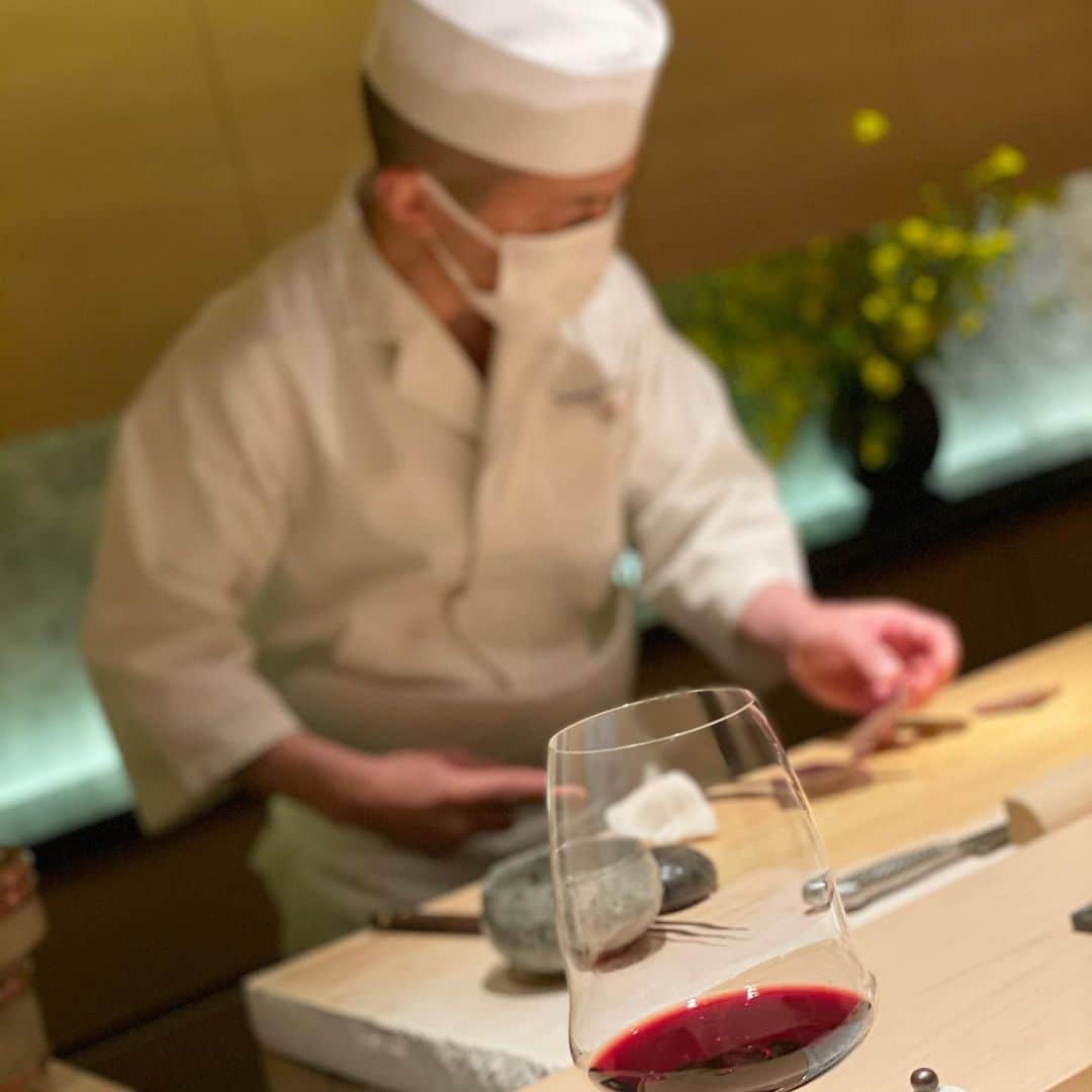 吉田美紀さんのインスタグラム写真 - (吉田美紀Instagram)「・ ・ お寿司と赤ワインのマリアージュ🍣🍷 ・ お寿司には白ワインや日本酒を合わせて いただくことが多かったけれど こんな楽しみ方もあるなんて･:*+. ・ 素敵なことを教えて頂きました♡ ・ シャトーワイマラマminagiwa期間限定ボトルに 鮨屋小野さんの江戸前寿司。 ・ 今回は5貫でしたがもっといただいてみたい♡ 再訪させていただきます！！ ・ あずちゃんとりさこちゃんと💓 今度ののんべえ会も楽しみだね❤️ ・ @kashiwasato2020 #redwine #waimarama #minagiwa #sushi #佐藤可士和展 #国立新美術館 #限定ラベル #ワイマラマ #ミナギワ #鮨屋小野 #寿司」4月14日 15時53分 - miki__yoshida