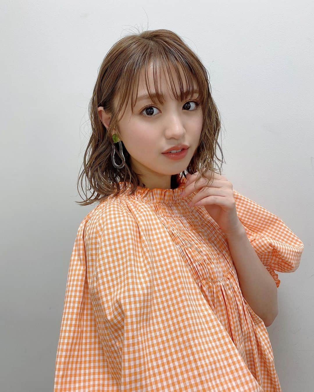 香音さんのインスタグラム写真 - (香音Instagram)「#ヒルナンデス ﻿ 今週もありがとうございました🤍🍊﻿ ﻿ 今日はお外が雨なので、スタジオでは明るい気分になれるオレンジのワンピースでした〜🍊﻿ ﻿ ﻿ サンダルもとても可愛くて画角に入れたかったから頑張って脚上げてます✌︎﻿ ﻿ ﻿ グリーンのイヤリングも可愛いんだよ〰️﻿ ﻿」4月14日 16時09分 - kanon420_official