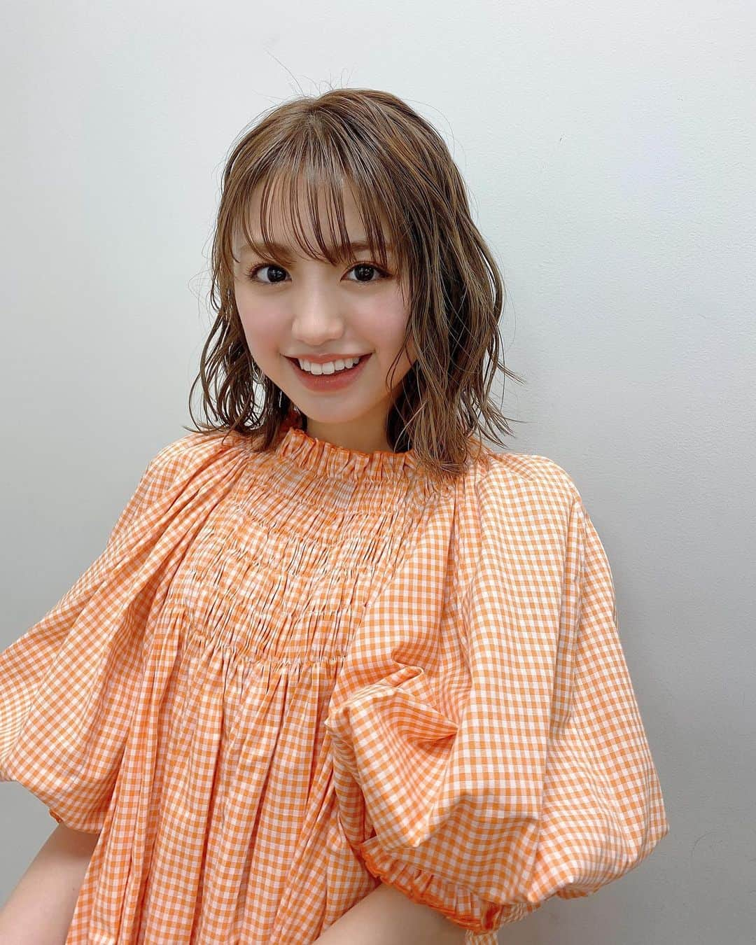 香音さんのインスタグラム写真 - (香音Instagram)「#ヒルナンデス ﻿ 今週もありがとうございました🤍🍊﻿ ﻿ 今日はお外が雨なので、スタジオでは明るい気分になれるオレンジのワンピースでした〜🍊﻿ ﻿ ﻿ サンダルもとても可愛くて画角に入れたかったから頑張って脚上げてます✌︎﻿ ﻿ ﻿ グリーンのイヤリングも可愛いんだよ〰️﻿ ﻿」4月14日 16時09分 - kanon420_official