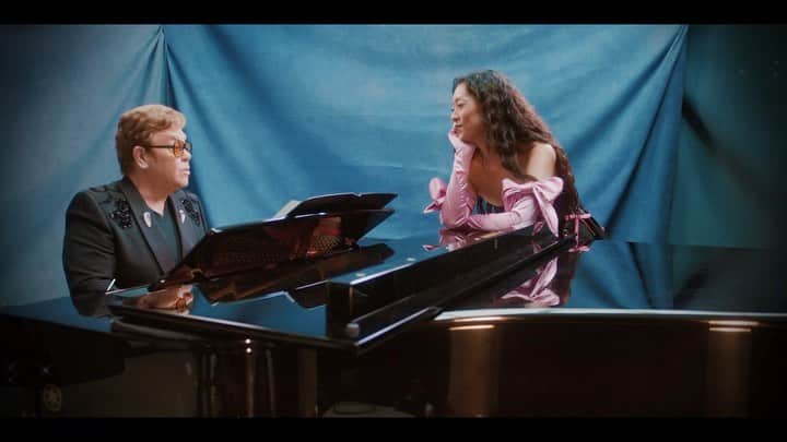 リナ・サワヤマのインスタグラム：「Chosen Family with @eltonjohn performance lyric video out now !!!!! what a beautiful moment I will never forget 🥺  I hope the song touches u 😭😭😭🚀🚀🚀  #RINAELTON  video by @julietbryant」