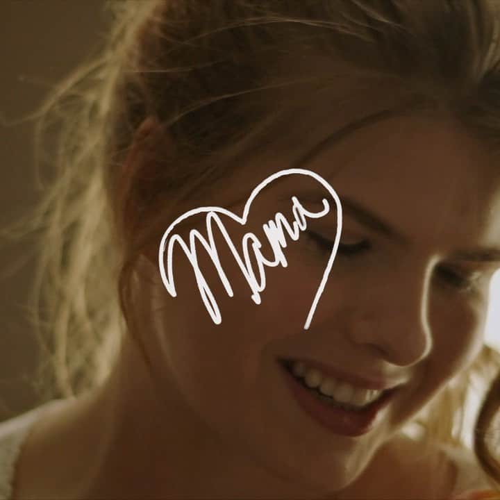 Alfredo Floresのインスタグラム：「directed this coming of age story for @hashtagcatie 🎬 ‘mama’ video is out. link in bio for full video.  Special thanks to the entire crew for this one 👇🏽  Producer: @moses_israel Prod. Co.: @bandwidthbros Coordinator: @leoelargentino DP: @jonsuarezz Steadicam: @steadistanke 1stAC: @twinkryptos Gaffer: @nestorfvalenzuela KG: @axelcubias Art Director: @mandasrealm MUA/Hair: @jennartist  Editor: @jordan_orme Color: @jonsuarezz Vfx: @thejaraad Delivery Cameo: @jordymusic  BTS photo/video: @tccarter23  Post love: @itsjoshwood @cander723 & Andrew Reid  Label: @atlanticrecords   in video photo stills shot by me 📸」