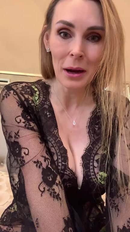 ターニャ・テイトのインスタグラム：「Want some tea? ❤️」
