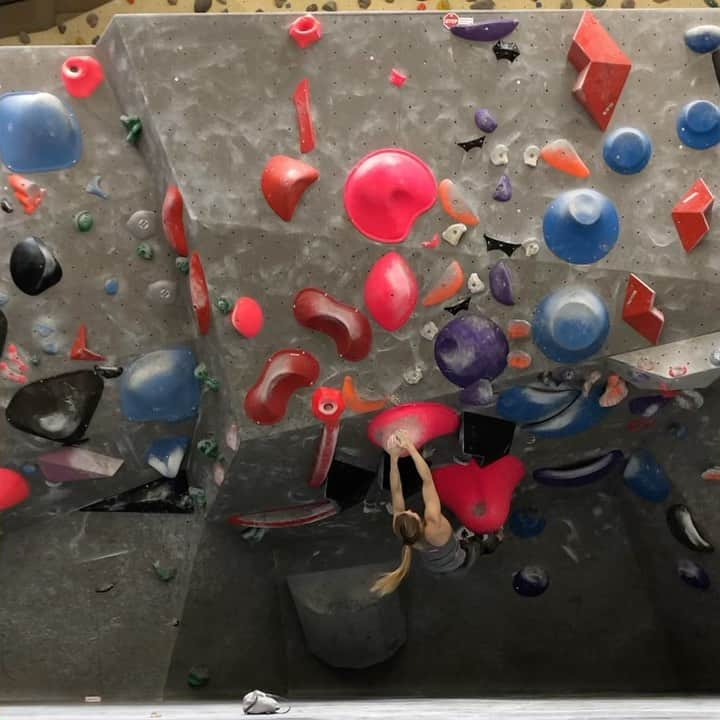 ジェシカ・ピルツのインスタグラム：「Last training sesh ☑️ before the first world cup of the season 🙌 🔜🇨🇭 @redbull @thenorthface @scarpaspa @heeressportzentrum @sporthilfe.at @compex.austria @austriaclimbing」