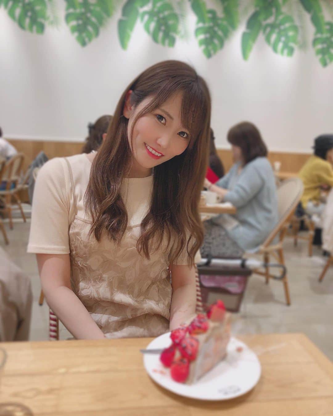 佐野友里子のインスタグラム：「果実園🍓✨ ケーキおっきいし美味しかった🍰💕 . #果実園リーベル #cafe #いちご #cake」
