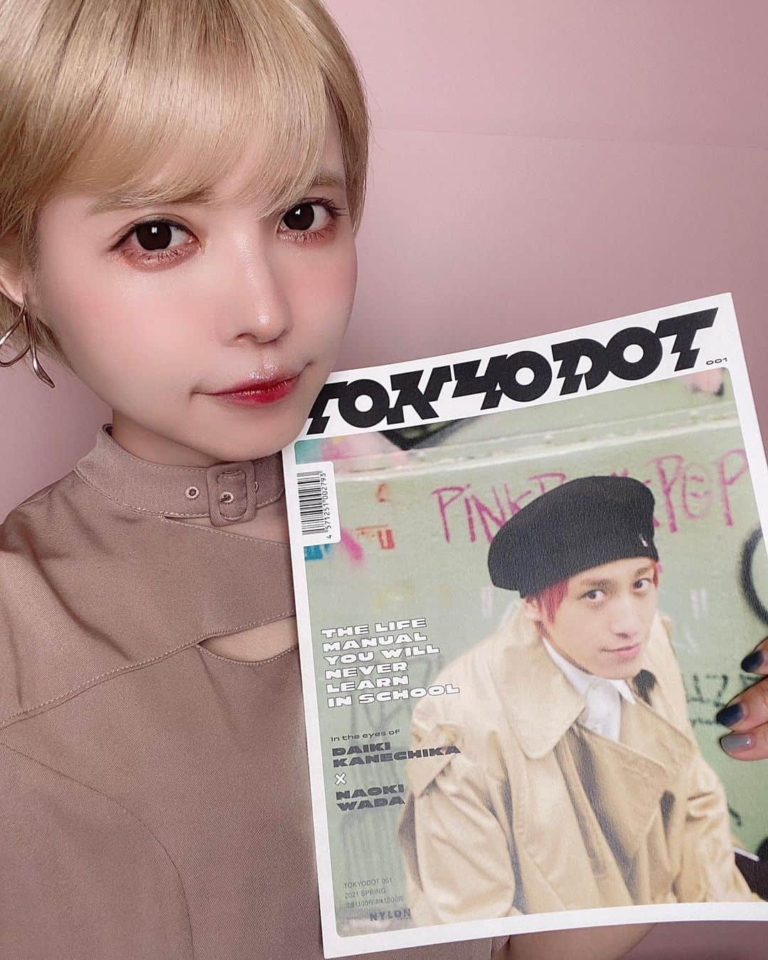 益若つばささんのインスタグラム写真 - (益若つばさInstagram)「ベージュな女。 本日TOKYODOT発売日！🎊😚🌈　@tokyodotmag  みなさんもう予約&ゲットしてくれましたか？ NYLON監修の元、和田さんと @wadanaokii 私でW編集長をしています&プレイヤーとしてもモデル参加しています！(セルフメイクもしたよ！) amazonは発売初日にしてもうあと少しで完売！😭✨ 渋谷TSUTAYAもなくなり次第この表紙は発売終了です！ 全員表紙版はまたTOKYODOTで発売詳細載せます☺️🎊 誌面とSNS連動も実施していて、今日から続々セルフメイク動画がTOKYODOTのYouTubeでアップされたり、絵音くんが選んだシティポッププレイリストがAWAで聞けたり、ラファエルさんが連動動画出してくださったり、立体的に楽しんでもらえたら！🥺🌈 「学校では教えてくれない教科書」がテーマなので、性別年齢問わず手に取ってくれたら嬉しいです！ #TOKYODOT のタグをつけて私をタグつけて載せてくれたらいいねしにいきます！☺️🤍 好評だったら第二弾ができるから、みなさん全国民に宣伝活動お願いします！🥺🙏🏻🙏🏻👼🏻✨✨😂 感想楽しみだなあ🥺😭🌈 ワンピースはEATME @eatme_japan で、イヤカフは HYKE @hyke_official です！」4月14日 18時34分 - tsubasamasuwaka1013