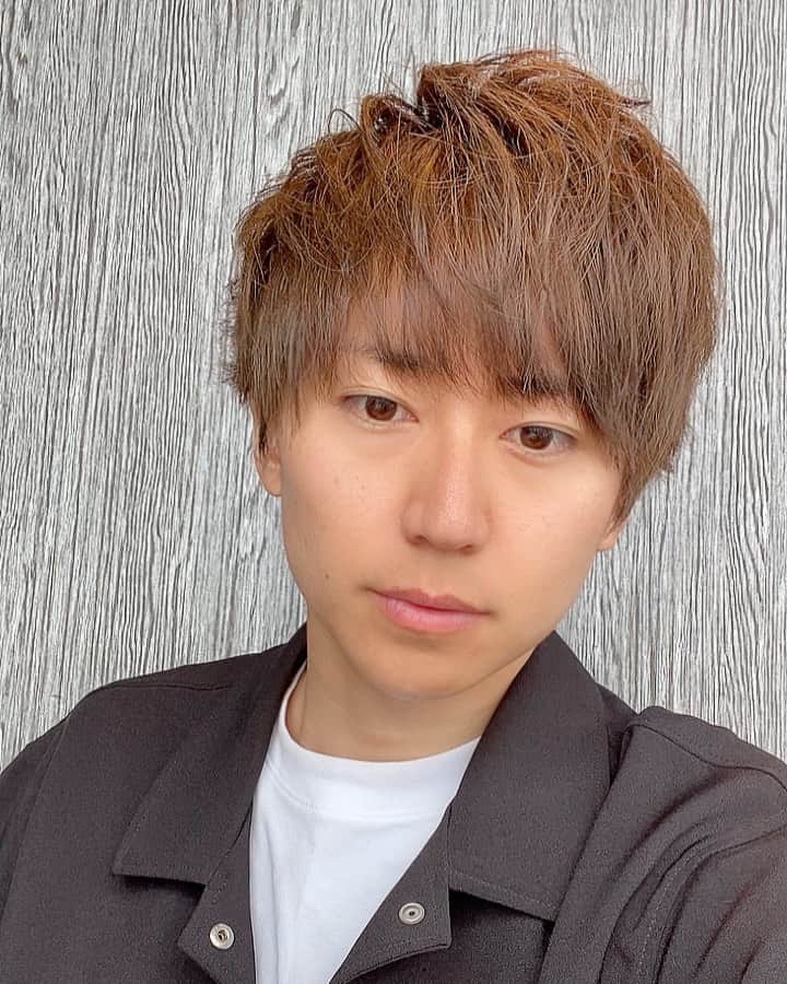 関義哉のインスタグラム：「髪きり染め。 #関義哉 #yoshiya #seki #ヘアカット #ヘアカラー #メンズヘア #ヘアセット #メンズヘアセット #ヘアースタイル  #hairstyle #haircut #hairset #haircolor」
