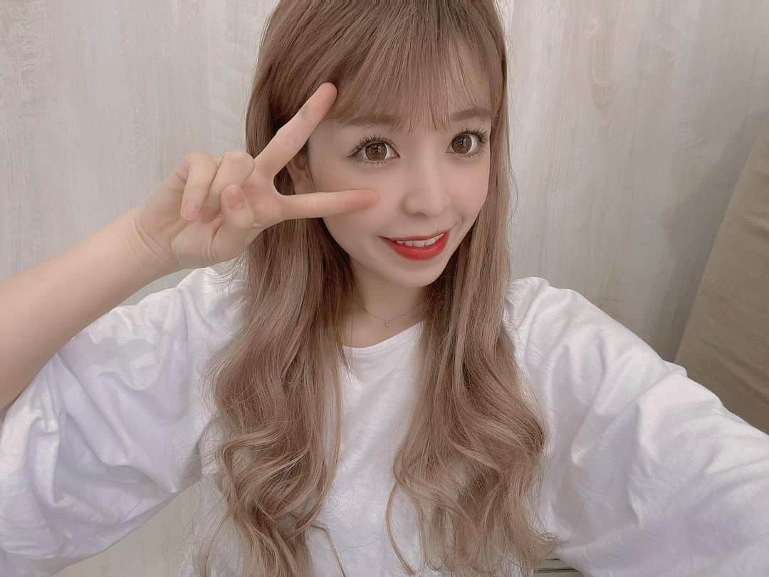 二宮璃子のインスタグラム：「久々のロング💘 いつもプルエクステで 80本付けてます🥺💘 髪も色落ちして良い感じの色味に なってお気に入り💘 夏はハイトーンで過ごそうかな🌻 #ハイトーン #ヘアカラー #ヘアカラーベージュ #ベージュカラー #ベージュ #ハイトーンカラー #プルエクステ #エクステ」