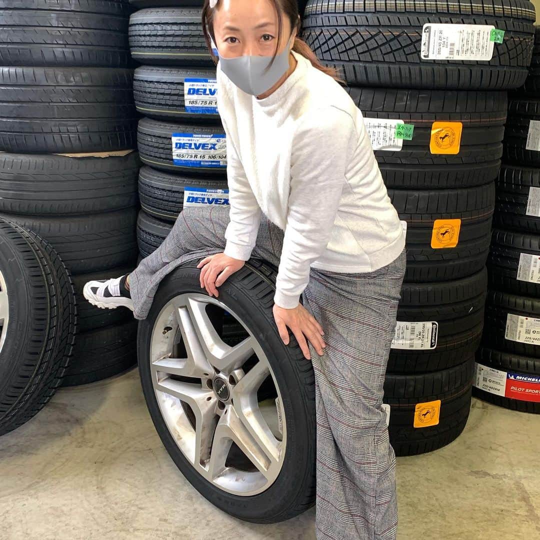 橋本志穂さんのインスタグラム写真 - (橋本志穂Instagram)「冬タイヤを履き替えました。 スリップラインが出てきてたので 新品のタイヤに交換です。  ジャッキアップして、、、  なんて嘘。  ベランダは作れても タイヤ交換は無理でーす  走行中に外れたら おおごとなのでプロにお任せいたしました。 ありがとうございました😊」4月14日 18時46分 - shihohashimoto3