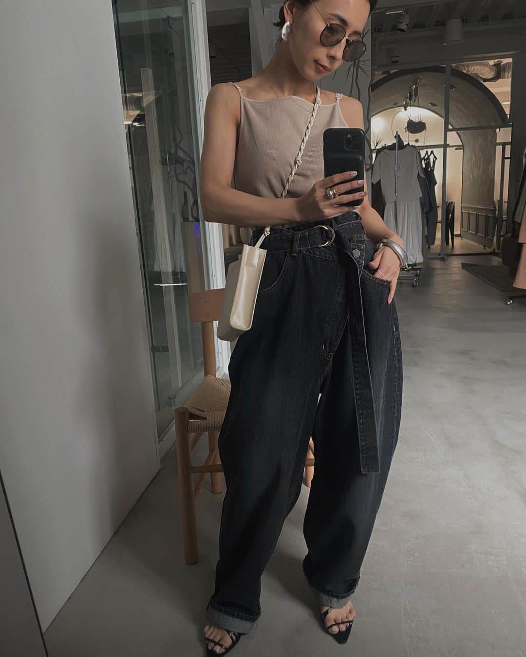 黒石奈央子さんのインスタグラム写真 - (黒石奈央子Instagram)「あめりふく . .  cross front papa denim ¥16500 4/23 square neck cup in cami ¥6500 4/16 . . ぱぱのはいちゃいましたデニム！ かなりサイズ大きめでウエストキュッと縛るたいぷ。 . @ameri_shinjuku @amerivintage @ameri_daikanyama @ameri.shinsaibashi  @ameri_omotesando #ameri#amerivintage #fashion #vintagefashion #coordinate#ootd#outfit#osanposnap #705_outfit #大人ファッション #大人コーディネート #大人スタイル #modestyle #modefashion#modecasual」4月14日 18時51分 - blackstone705