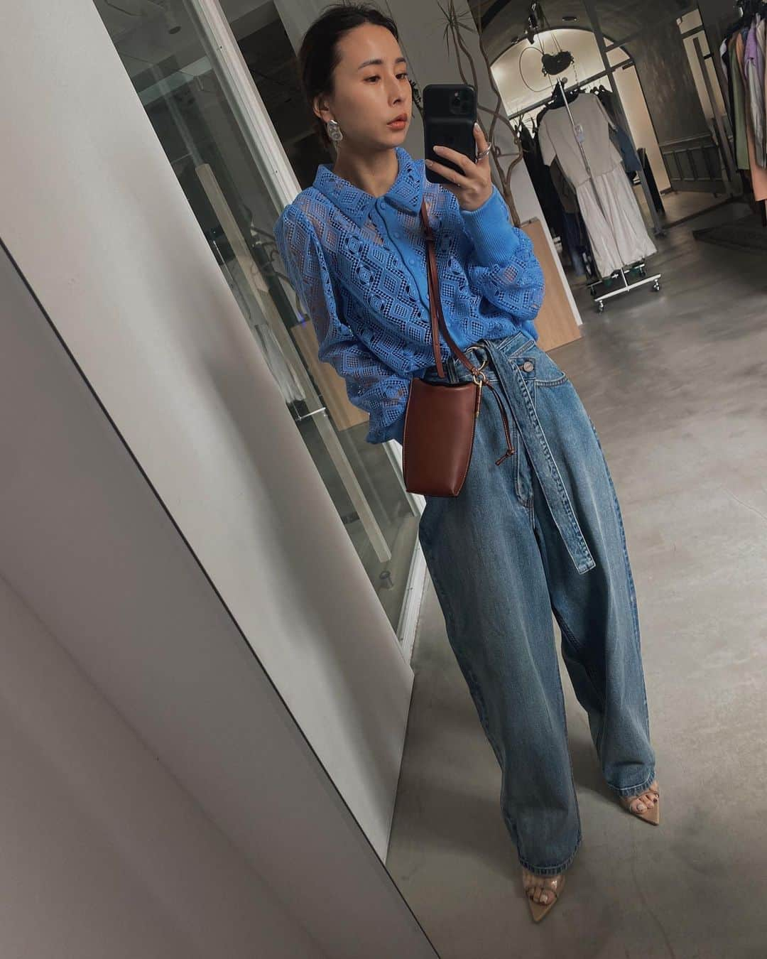 黒石奈央子さんのインスタグラム写真 - (黒石奈央子Instagram)「あめりふく . .  cross front papa denim ¥16500 4/23 square neck cup in cami ¥6500 4/16 . . ぱぱのはいちゃいましたデニム！ かなりサイズ大きめでウエストキュッと縛るたいぷ。 . @ameri_shinjuku @amerivintage @ameri_daikanyama @ameri.shinsaibashi  @ameri_omotesando #ameri#amerivintage #fashion #vintagefashion #coordinate#ootd#outfit#osanposnap #705_outfit #大人ファッション #大人コーディネート #大人スタイル #modestyle #modefashion#modecasual」4月14日 18時51分 - blackstone705