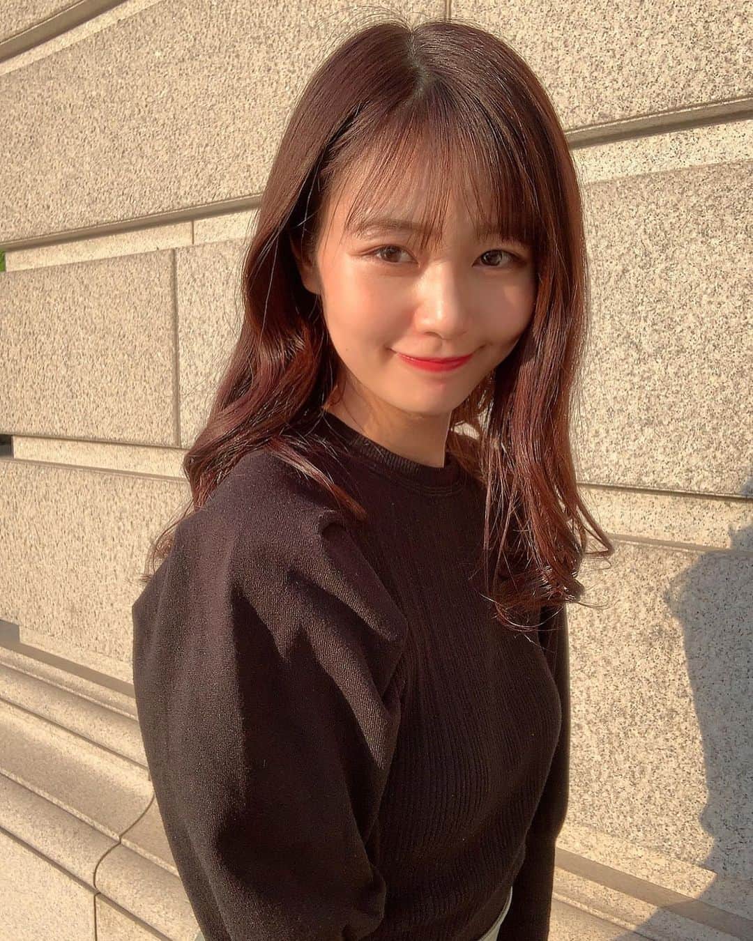 杉浦みずきのインスタグラム：「. アイスミルクとドーナツ♡ 食べてる、今 ・ #夕日　#私服　#春服　#春ニット　#丸の内　#丸の内カフェ　#銀座カフェ」