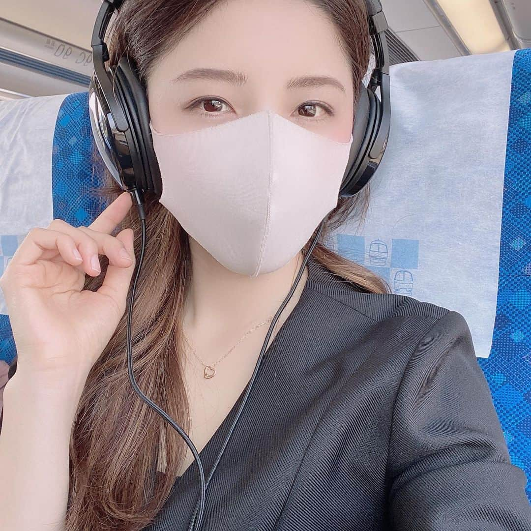 松井絵里奈さんのインスタグラム写真 - (松井絵里奈Instagram)「先日、とある音楽プロジェクトに参加させて頂きその音源を聴いています☺️✨  また近々、 プロジェクトの詳細お知らせしますね🤝 わたしの生活に音楽は欠かせない♡ 移動中も音楽を聴いていたい♪  家では朝はラジオが終わったら JAZZ、クラッシックを聴くことが多いですね🤤✨  #おはようモーニング　から始まる 私の朝☀️  7年以上聴き続けてるJ-WAVEの TOKYO MORNING RADIO 別所哲也さんの声は朝から元気をもらえます✨  ラジオ聴きながら爆笑したり、しっとりしたり、癒されたりするなんて、 朝から幸せ時間だな〜って思う🤤  間違いなくわたしの元気の源💪  #音のある生活 #ラジオ #radiko #JAZZ#クラッシック #移動中も音楽を聴いていたい #松井絵里奈」4月14日 19時10分 - erina74xx