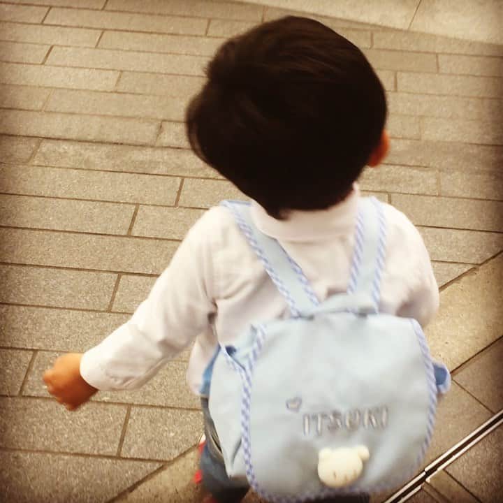 知念芽衣のインスタグラム：「プレゼントで頂いた、 名前入りのリュック😊🎒  本1冊📙 おやつ🍭 ジュース 🍹 飛行機のおもちゃ✈️ そして、おむつ1枚  色々入ってます🙃  おかげで、 かーさんのカバンは 小さくてＯＫ👍  ありがたや💛」
