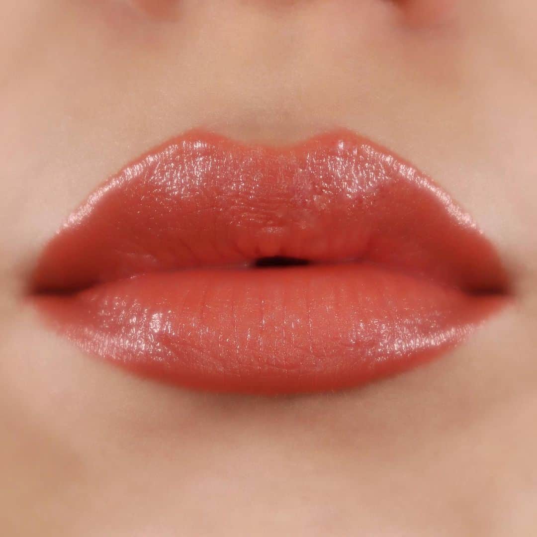 M∙A∙C Cosmetics Japanのインスタグラム：「ひとぬりで、ぷるんとラブリーな唇へ！ビビッドで鮮やかな、濃密なカバレッジのある発色です💄 ㅤ 次の投稿で「ワット アイ セイ ゴーズ」に合わせた、春におすすめのメイクルックをご紹介いたします✨ ㅤ 🆕ラブ ミー リップスティック／ ワット アイ セイ ゴーズ（オレンジ） ㅤ Shot by M·A·C EVENT ARTIST Hatsuo Arisaka @hatsuo_mua ㅤ #MACLOVEME #MACラブミー #オレンジメイク #オレンジリップ」