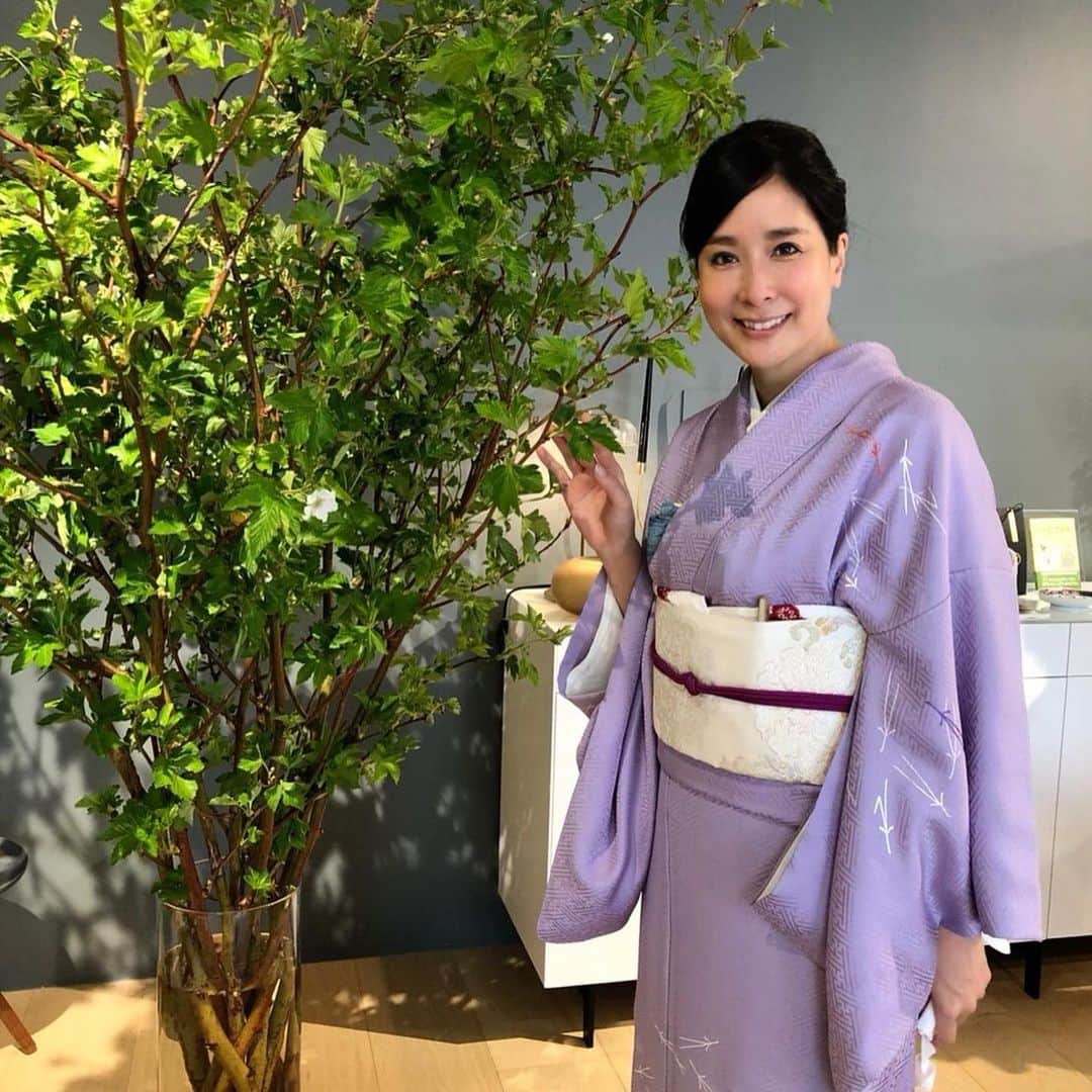 内田恭子さんのインスタグラム写真 - (内田恭子Instagram)「みなさまからのお大事にのメッセージ、心からありがとうございます。みなさんの優しさが嬉しい。  さて、本来ならば足を安静にしていなければならない中、以前から予定していたロルフベンツ東京での春のお茶会でした。茶道家、保科眞智子さんの見惚れてしまうお点前、釜師、長野新さんの受け継がれた伝統を大事にしながら現代の生活にもマッチする和銑茶の湯釜、そしてフラワーアーティストの竹田浩子ちゃんのダイナミックで優雅なアレンジメント。それぞれの芸術が見事に調和して、春らしい穏やかで気持ちの良い空間でした。そして中身まで惚れ惚れする美女な方々に癒されるひととき。写真とお点前を頂く時以外はしっかりマスクをして、少人数の会でみんなが気持ちよく楽しめた1日。  #春のお茶会 #着物 #まことごのみ #古伊万里 #rolfbenz #茶道 #茶会 #茶の湯釜 #内田恭子 #kyokouchida」4月14日 19時39分 - kyoko.uchida.official