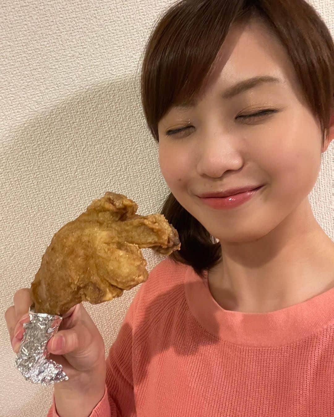 南條早紀さんのインスタグラム写真 - (南條早紀Instagram)「春の肉まつり🍖‼️  みなさん！お肉、好きですか‼️ わたしは大好きです！ お肉を愛しています‼️‼️‼️  …と、鼻息荒めで恐縮ですが、笑 今週のフルサタ！は「春の肉まつり」と題して 特集をお送りします😊❤️  あなたの食べたいお肉がきっと見つかる…はず😏✨  写真は、先週のフルサタ！でご紹介した MIYABIさんのチキン🐔  顔と同じぐらい大きくて食べ応えがあって 美味しかったです🤤💓 肉を前に人は笑顔を抑えることは できないのです…。笑  …ということで、みんなが笑顔になっちゃう お肉特集をお送りする 【17日（土）11:24〜のフルサタ！】 お楽しみに🥰  あなたの大好きな肉料理もあったら ぜひ、教えてください💫  #富山県 #富山市 #富山 #富山グルメ #フライドチキン #フライドチキン専門店 #MIYABI #鳥足 #とり足 #唐揚げ #から揚げ #常温でも美味しい #チキン #食べ応えあり #おいしい #美味しい #美味しいもの #肉 #肉料理 #肉スタグラム #お肉 #お肉大好き #肉食女子 #肉まつり #富山テレビ #フルサタ #アナウンサー #南條早紀 #なんじょうのにちじょう #🍗」4月14日 19時47分 - nanjo_saki