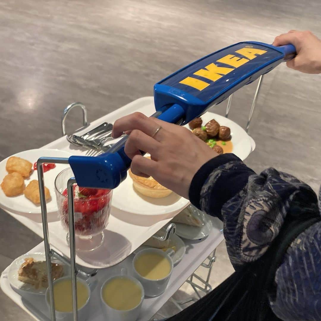 narumiのインスタグラム：「ㅤㅤㅤㅤㅤㅤㅤㅤㅤㅤㅤㅤㅤ ㅤㅤㅤㅤㅤㅤㅤㅤㅤㅤㅤㅤㅤ IKEA購入品紹介でもしようかなとおもったけど、 大したもの買ってなかった  とりあえずジップロックとIKEAのホットドッグ買った🌭」