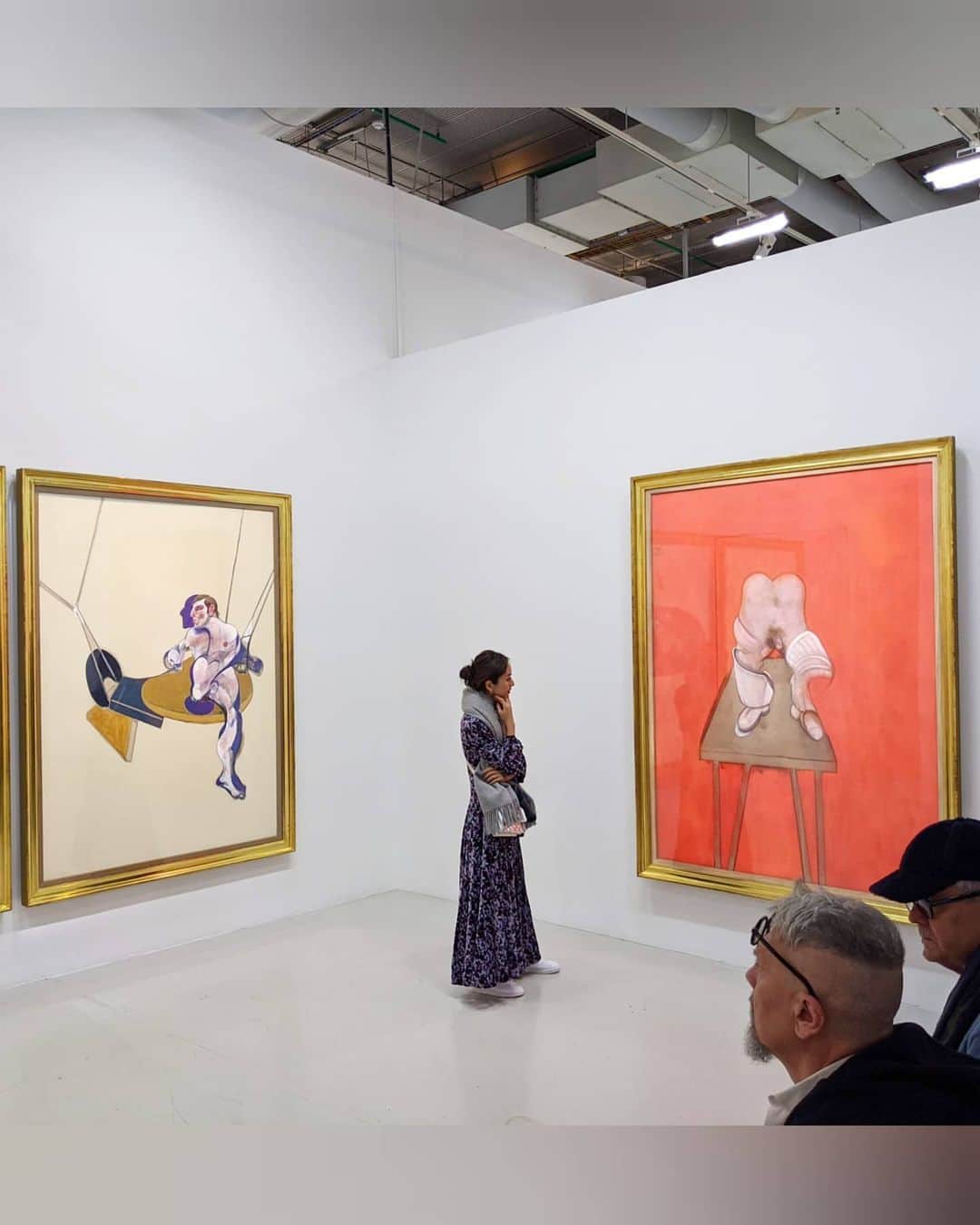 Yoshiko Kris-Webb クリス-ウェブ佳子さんのインスタグラム写真 - (Yoshiko Kris-Webb クリス-ウェブ佳子Instagram)「L'Atelier de Francis Bacon. 2019年11月にパリのポンピドゥー・センターで見たフランシス・ベーコン展。これは彼のアトリエのミニチュアで、このガラス屋根から落ちてきたのが盗人ジョージ・ダイアー。ベーコンの３番目の恋人になる人です。  映画『愛の悪魔/フランシス・ベイコンの歪んだ肖像』では若かりし頃のダニエル・クレイグがジョージ・ダイアーを演じています。ダニエル好きには必見の作品。ティルダ・スウィントンも出てきます。音楽はベーコンの大ファンである坂本龍一さんが手掛けています。  神奈川県立近代美術館での展覧会「フランシス・ベーコン　バリー・ジュール・コレクションによる―リース・ミューズ７番地、アトリエからのドローイング、ドキュメント―」を見逃したので、渋谷区松濤美術館で4月20日(火)から6月13日(日)まで開催されるのには絶対行かなきゃです。  #フランシスベーコン #ダニエルクレイグ」4月14日 19時50分 - tokyodame