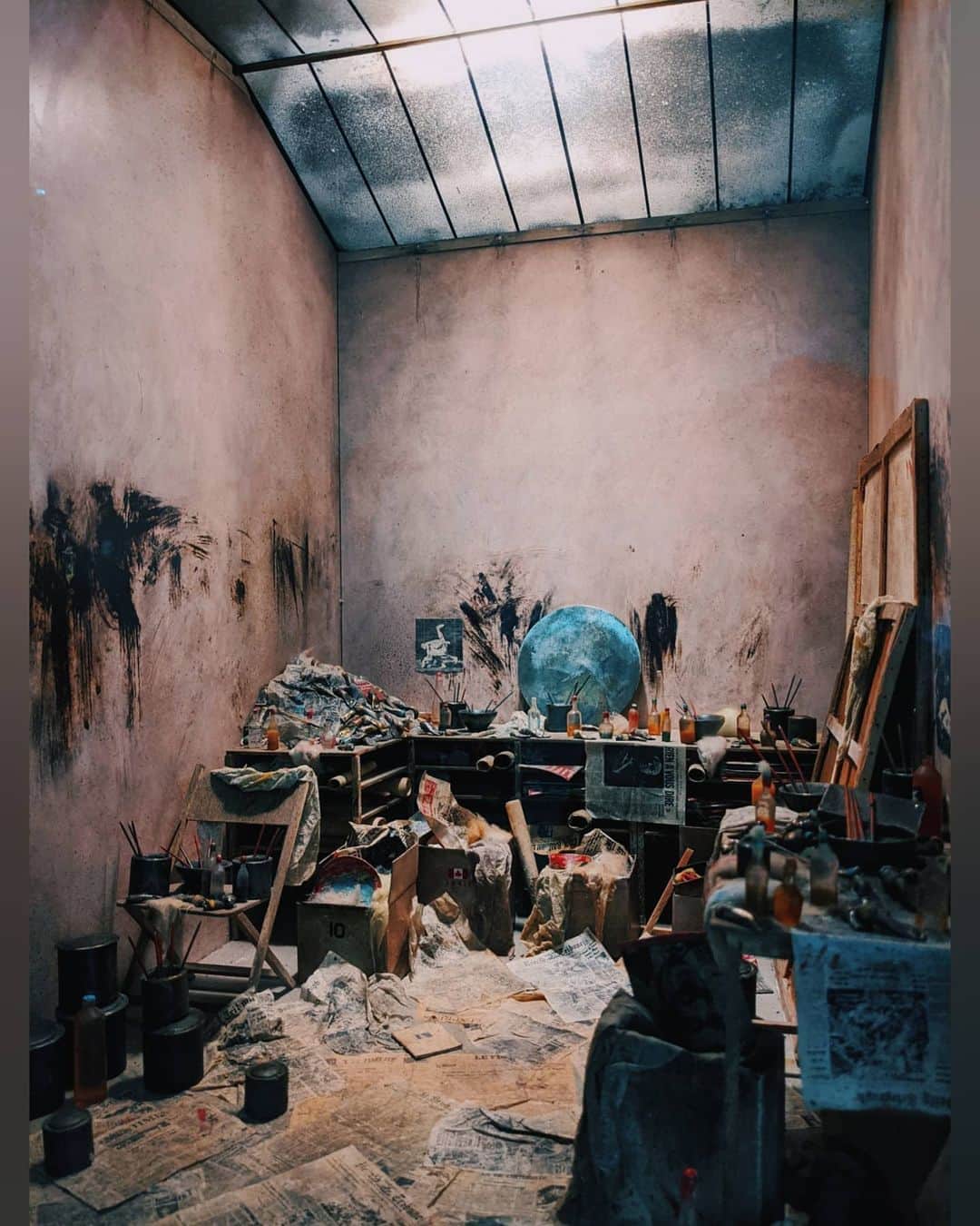 Yoshiko Kris-Webb クリス-ウェブ佳子さんのインスタグラム写真 - (Yoshiko Kris-Webb クリス-ウェブ佳子Instagram)「L'Atelier de Francis Bacon. 2019年11月にパリのポンピドゥー・センターで見たフランシス・ベーコン展。これは彼のアトリエのミニチュアで、このガラス屋根から落ちてきたのが盗人ジョージ・ダイアー。ベーコンの３番目の恋人になる人です。  映画『愛の悪魔/フランシス・ベイコンの歪んだ肖像』では若かりし頃のダニエル・クレイグがジョージ・ダイアーを演じています。ダニエル好きには必見の作品。ティルダ・スウィントンも出てきます。音楽はベーコンの大ファンである坂本龍一さんが手掛けています。  神奈川県立近代美術館での展覧会「フランシス・ベーコン　バリー・ジュール・コレクションによる―リース・ミューズ７番地、アトリエからのドローイング、ドキュメント―」を見逃したので、渋谷区松濤美術館で4月20日(火)から6月13日(日)まで開催されるのには絶対行かなきゃです。  #フランシスベーコン #ダニエルクレイグ」4月14日 19時50分 - tokyodame