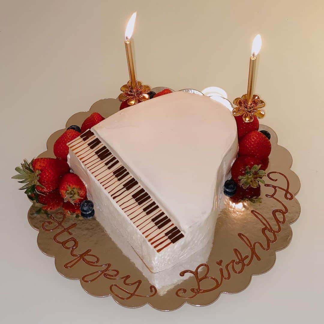 薬丸玲美さんのインスタグラム写真 - (薬丸玲美Instagram)「Happy Birthday 🥳   @chiyoflynn さん お誕生日おめでとうございます🌹  Chiyoさんといえば白のグランドピアノなので グランドピアノのケーキ作りました🎹  #薬丸玲美 #chiyoflynn」4月14日 19時53分 - remi_yakumaru