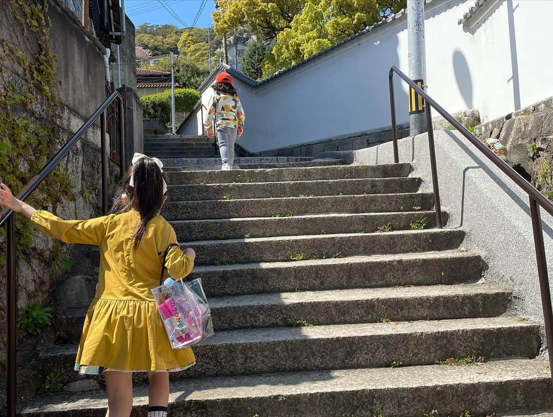 堀江直美さんのインスタグラム写真 - (堀江直美Instagram)「@onomichi_u2 からの @log_onomichi へ🌱  ARTが好きで🖼 カメラに📷ハマり中の娘大興奮でした！🌸  数年ぶりに尾道ロープウェイにも乗ったよ〜🚡  #尾道#onomichi#onomichiu2#尾道観光#尾道ランチ#尾道カフェ#広島ランチ#広島カフェ#logonomichi#hiroshima#広島観光#ママライフ#子育て#育児記録#7歳女の子#5歳男の子」4月14日 20時03分 - naomiiiiiiiiiiii