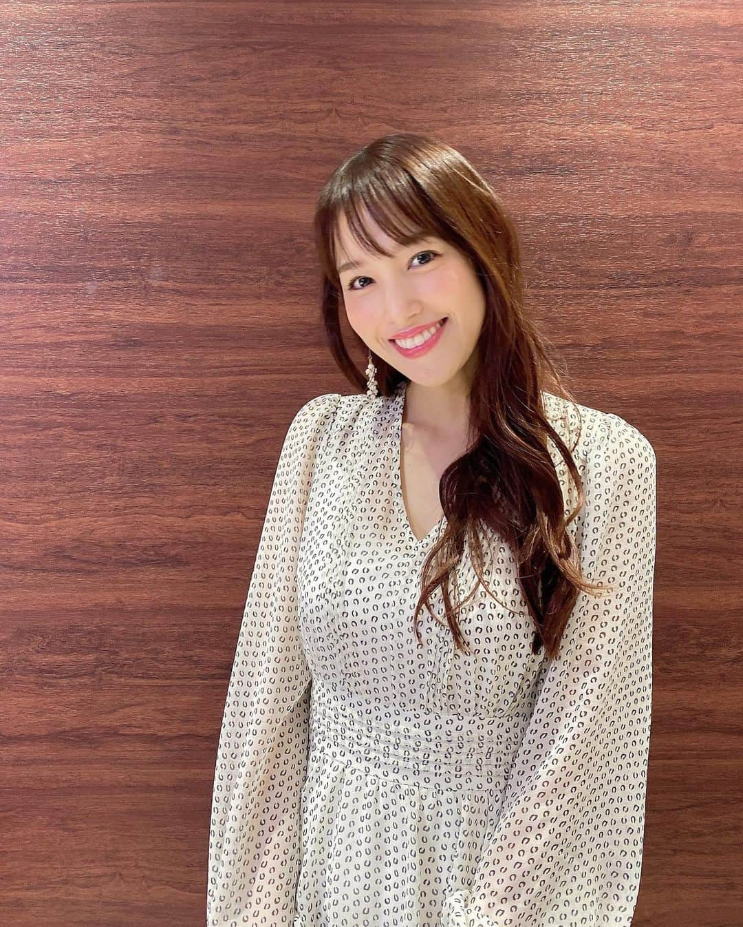 鷲見玲奈さんのインスタグラム写真 - (鷲見玲奈Instagram)「. 明日は、よる7時からプレバトに、8時からはモニタリングに出演します✨  プレバトは俳句と色鉛筆に挑戦！ 色鉛筆では、前回「才能アリ」だったので、かなり気合を入れて挑んでいます👊  今回の結果次第ではプロフィールの特技欄に「色鉛筆」が加わるかも？？  「俳句」は2連続「才能ナシ」が続いているので、雪辱を果たすべく頑張りました！！  モニタリングは、今回もブレインダイバーに鳥肌が立ちっぱなしに😳 さらに、あの大ヒットアニメソングのご本人熱唱に、胸が熱くなりました🥺  19時からはTBSでよろしくお願いします💫  #プレバト #モニタリング #衣装紹介」4月14日 19時57分 - sumi__reina